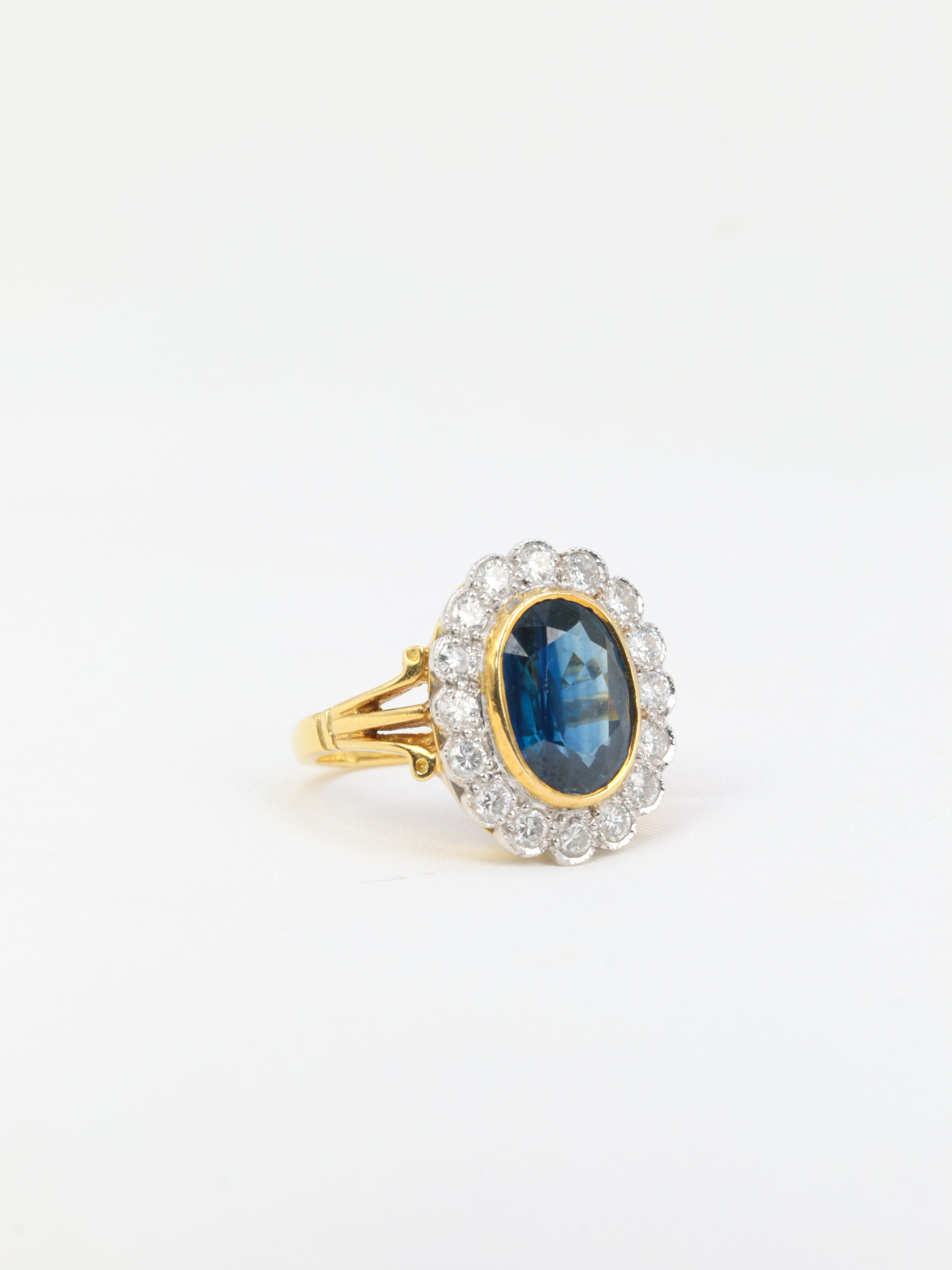 Bague vintage marguerite en or, saphir et diamants
