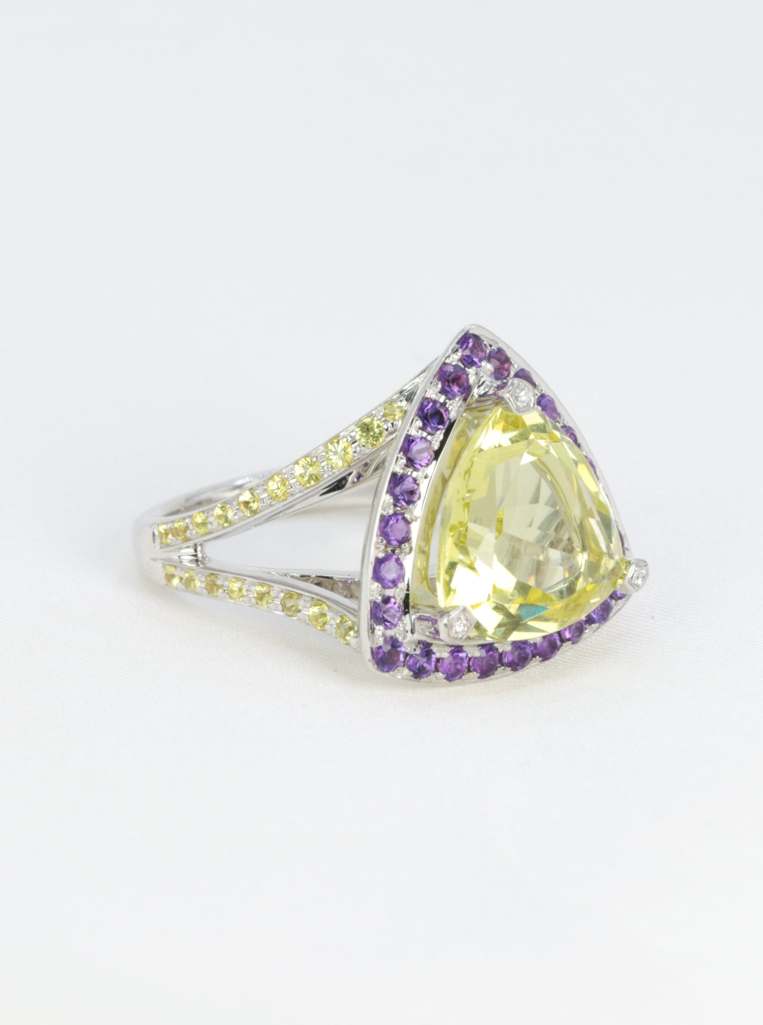 MAUBOUSSIN Bague vintage or blanc, quartz lemon, améthyste et saphirs