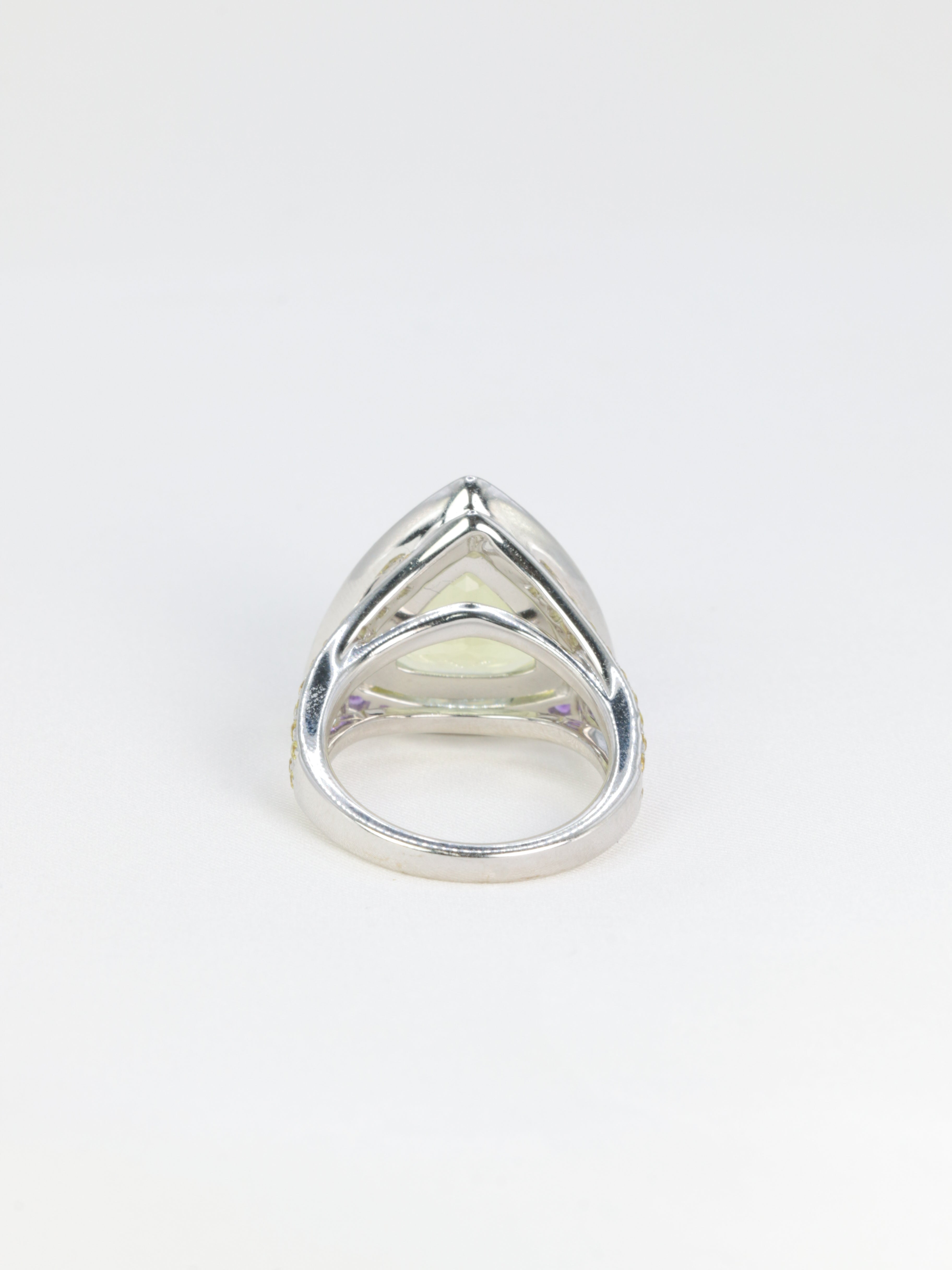 MAUBOUSSIN Bague vintage or blanc, quartz lemon, améthyste et saphirs