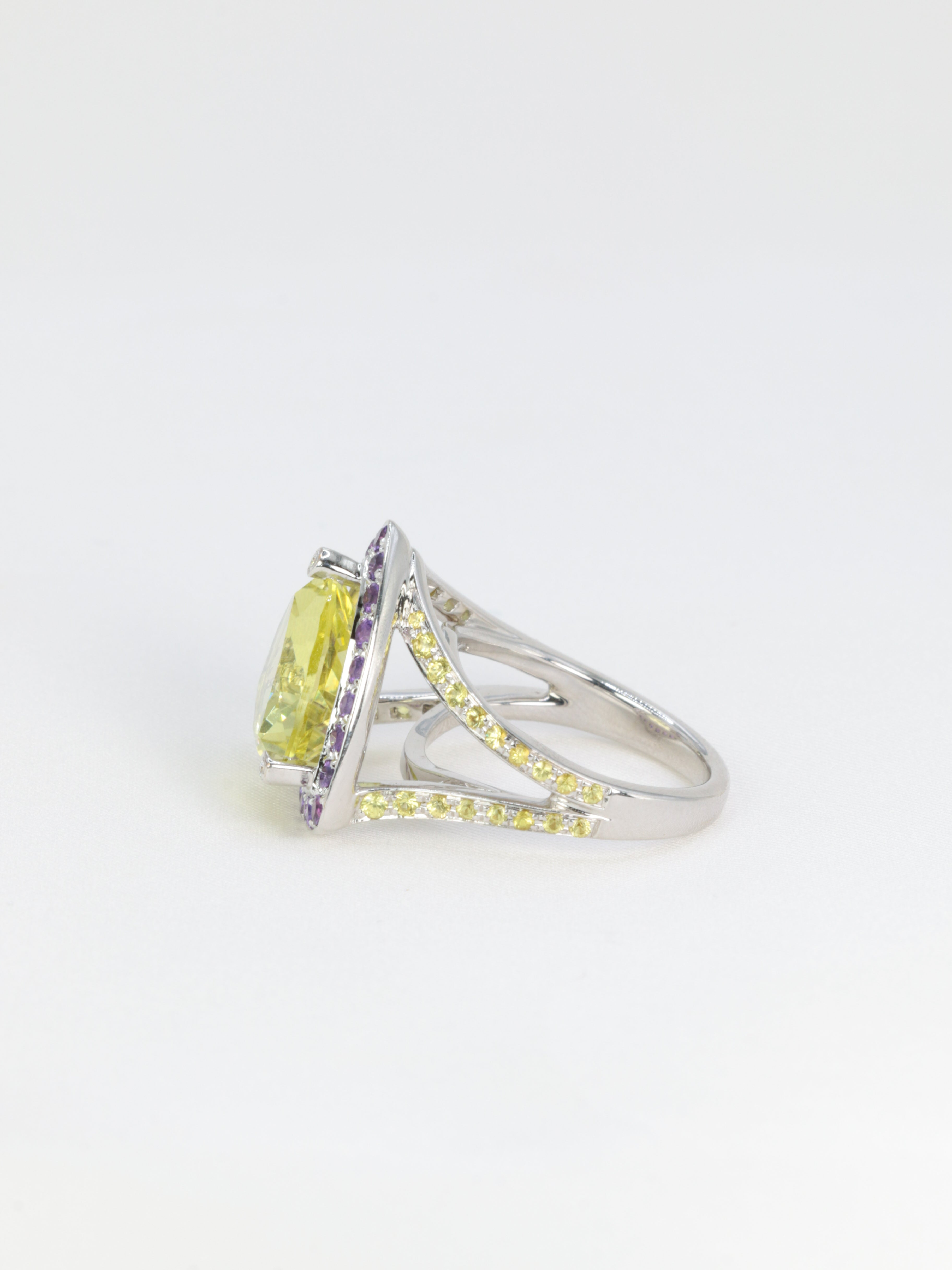 MAUBOUSSIN Bague vintage or blanc, quartz lemon, améthyste et saphirs