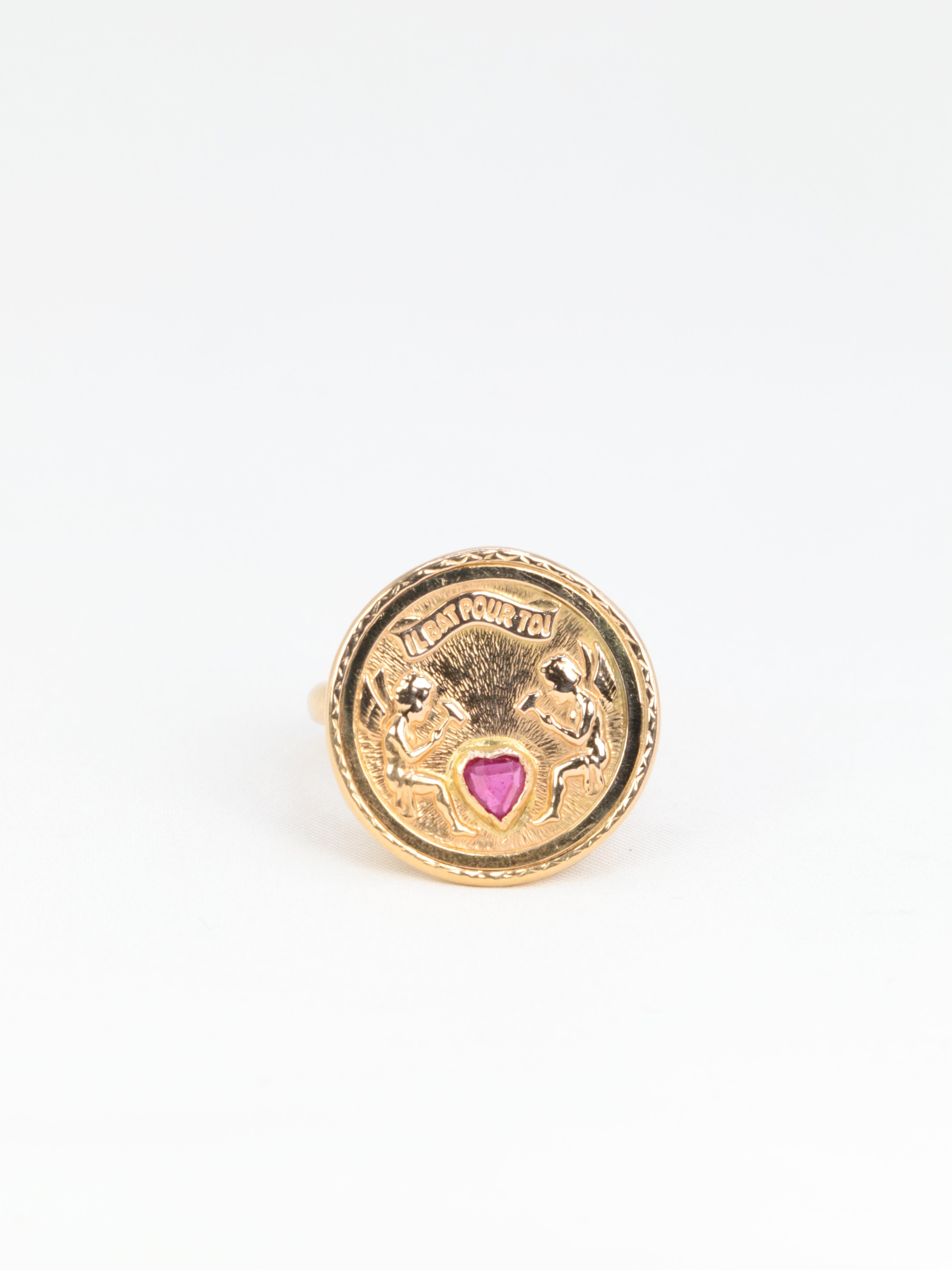 Bague d’amour vintage IL BAT POUR TOI en or et rubis