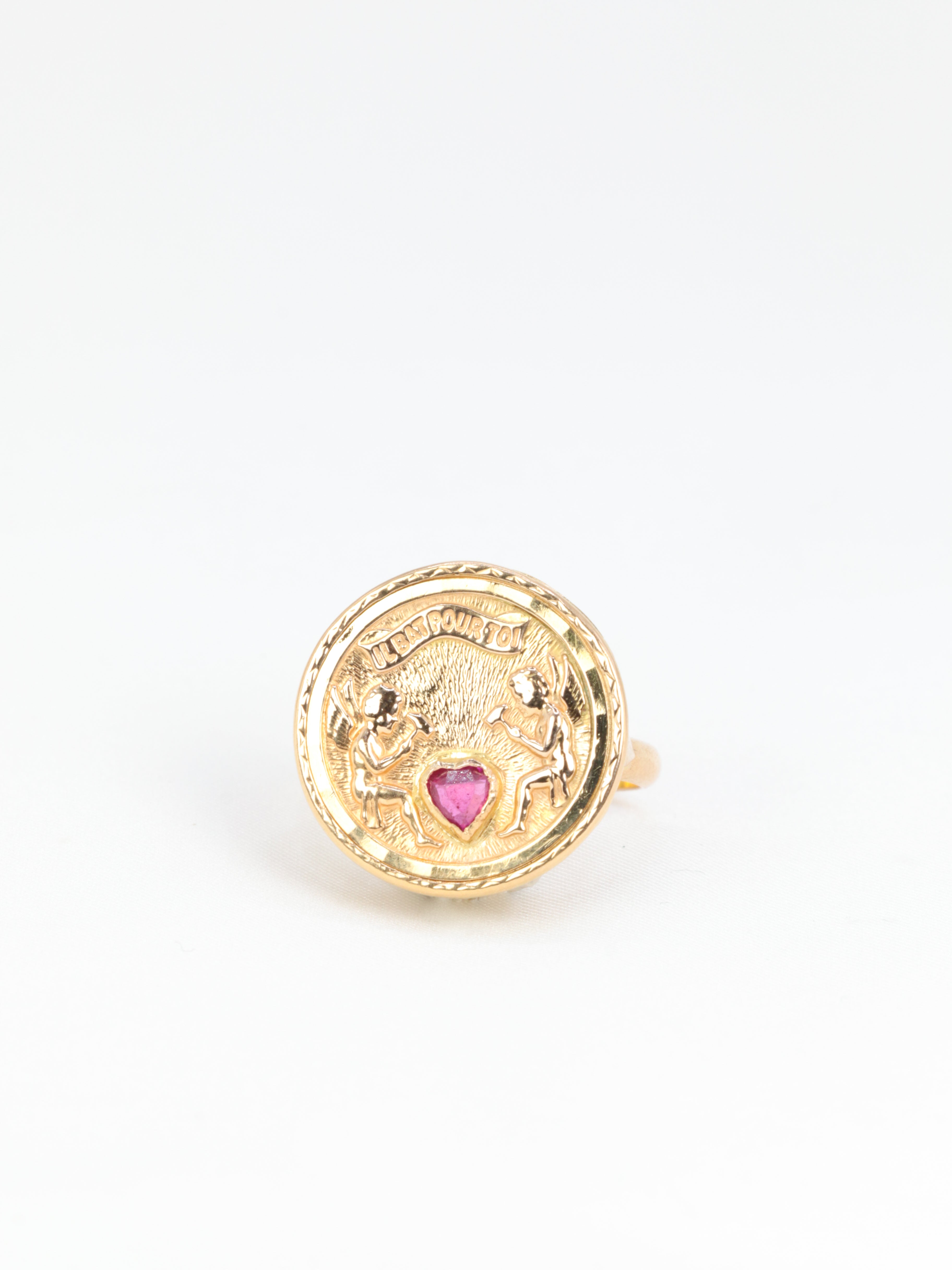 Bague d’amour vintage IL BAT POUR TOI en or et rubis