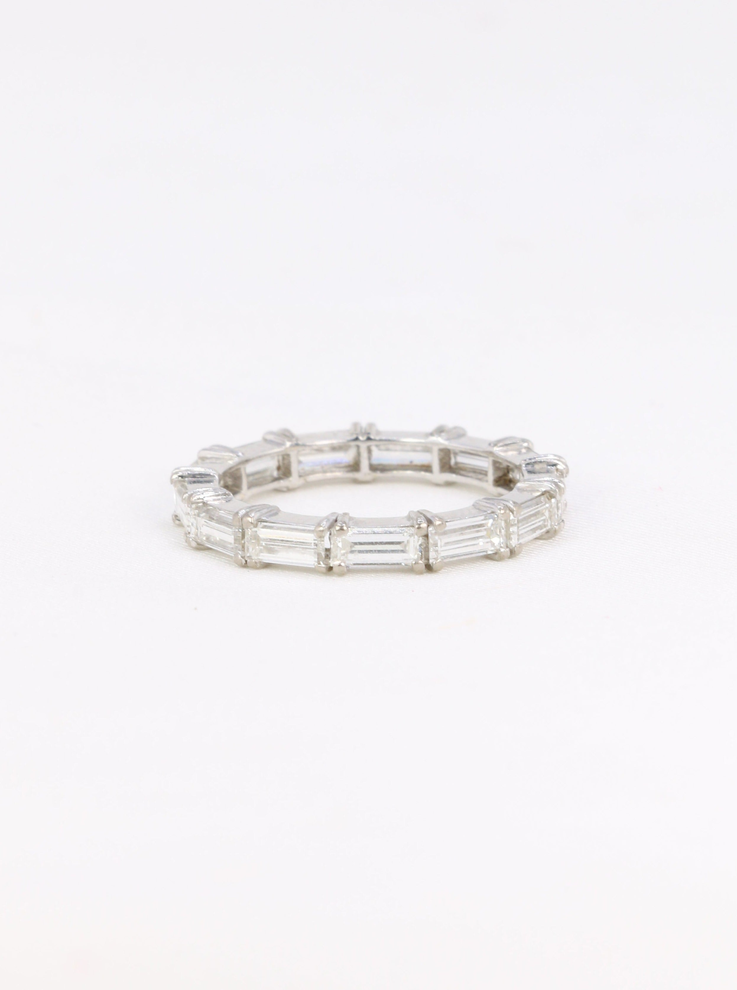 Alliance américiane en or blanc et diamants taille baguette