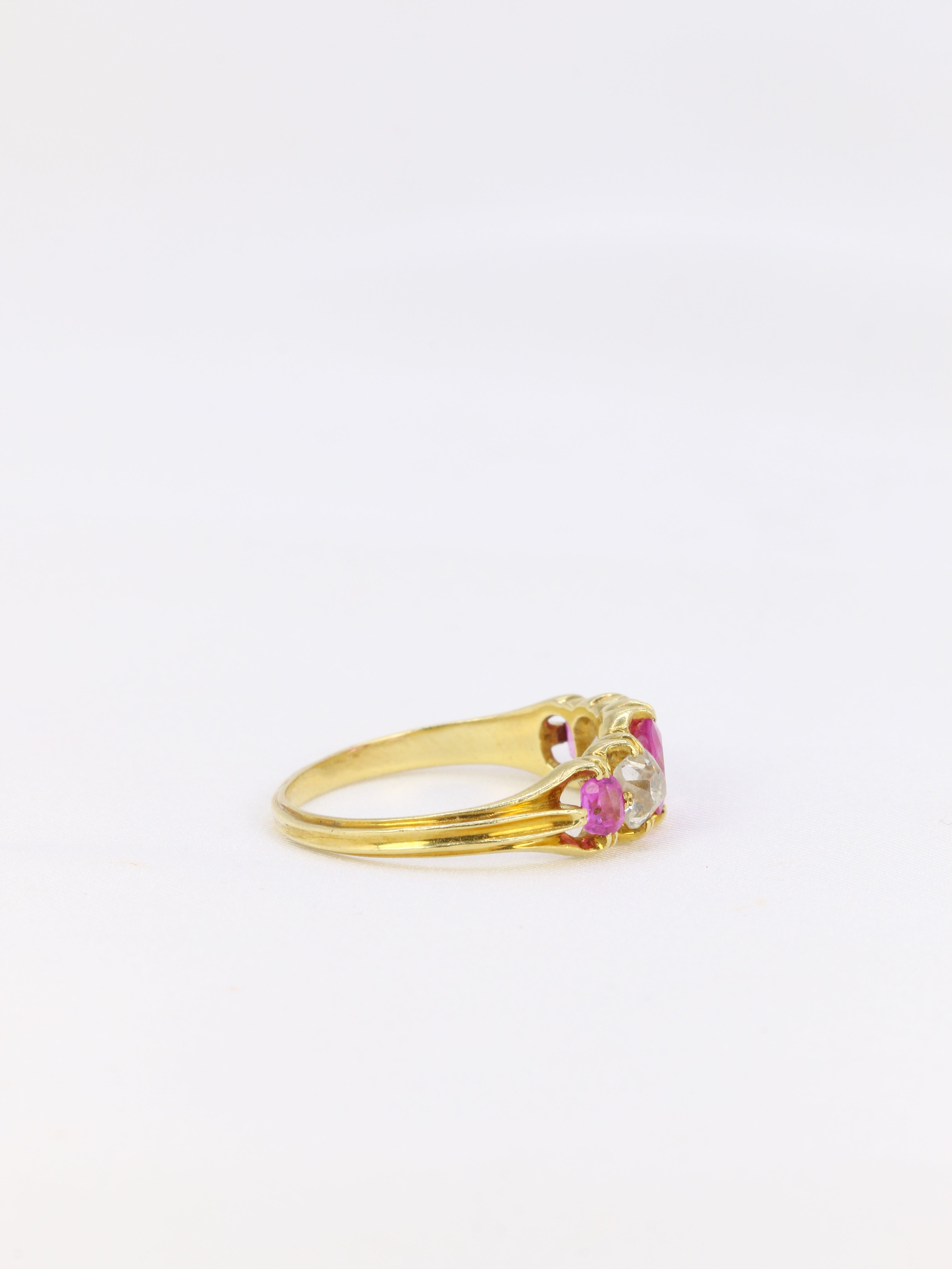 Bague jarretière saphirs roses diamants taille ancienne