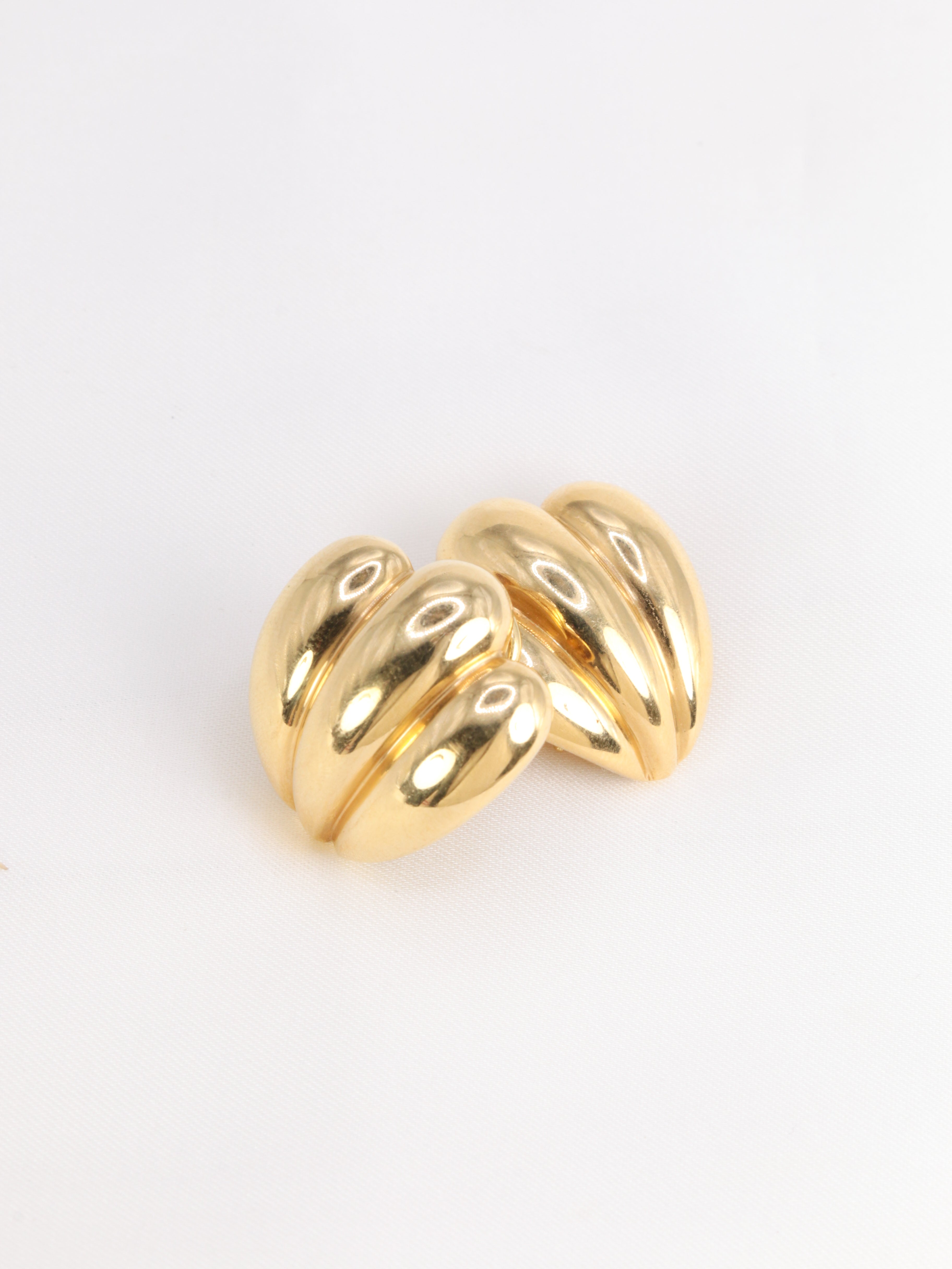 Paire de boucles d’oreilles vintage coquillage en or jaune