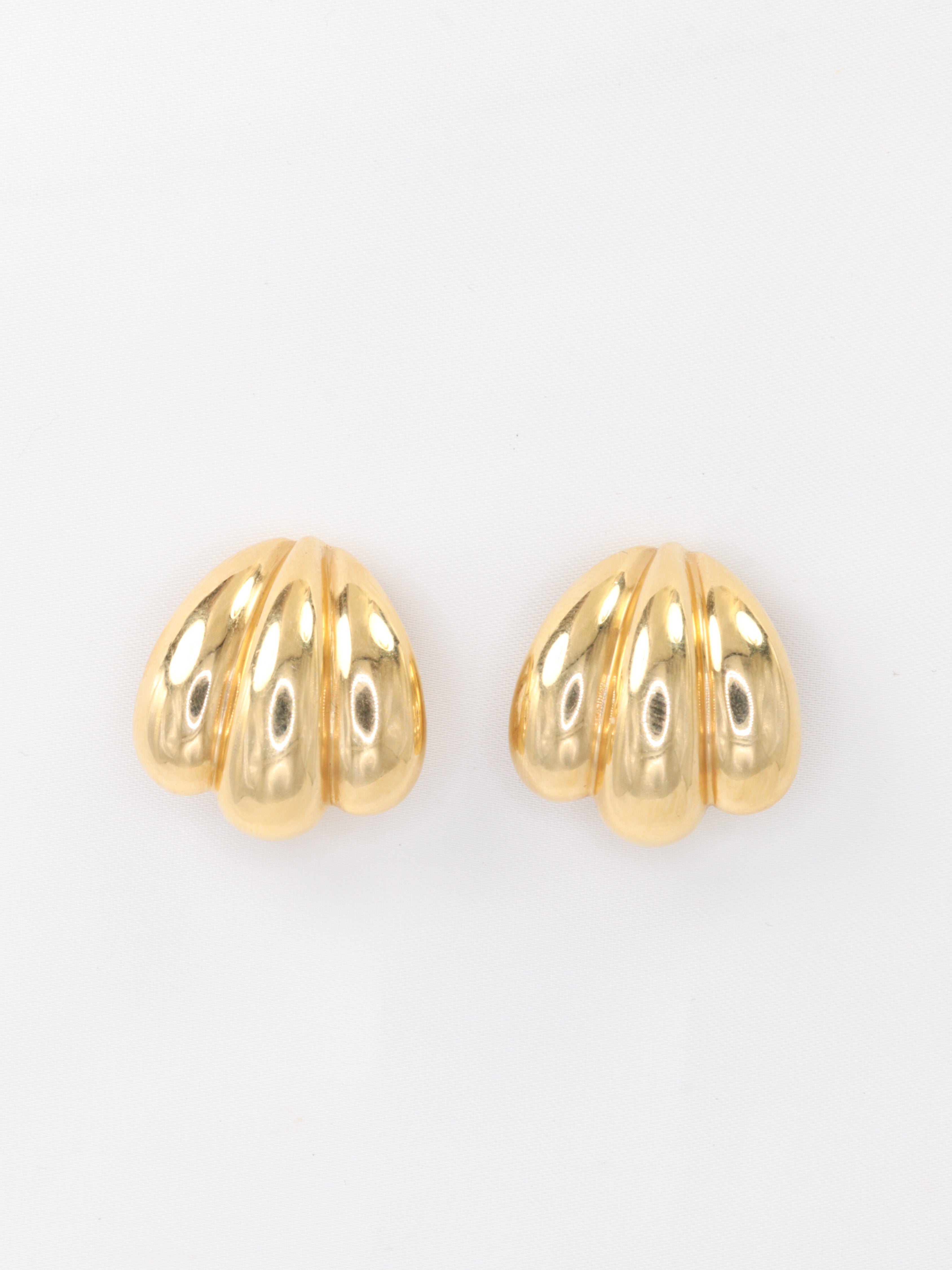 Paire de boucles d’oreilles vintage coquillage en or jaune