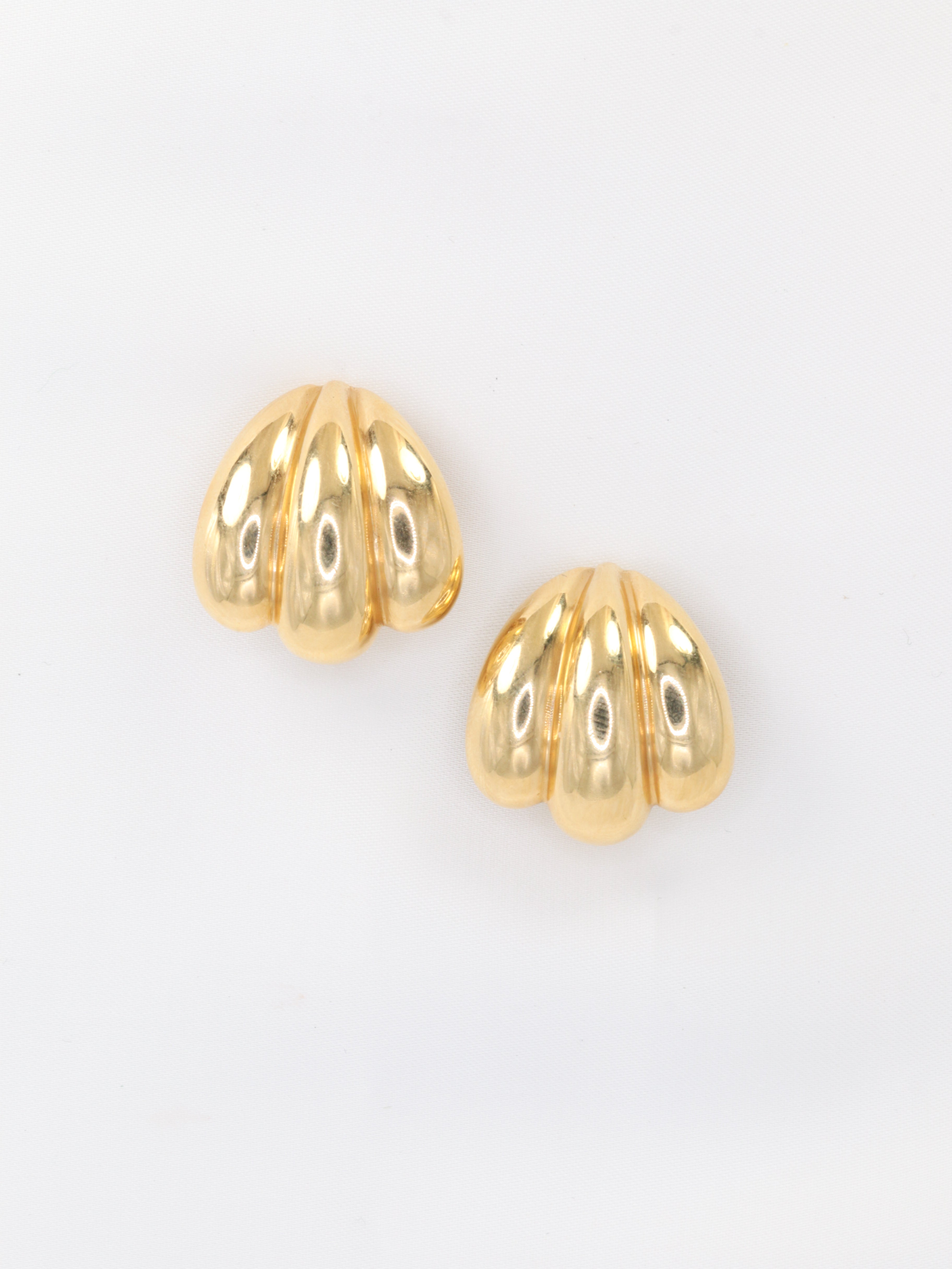 Paire de boucles d’oreilles vintage coquillage en or jaune