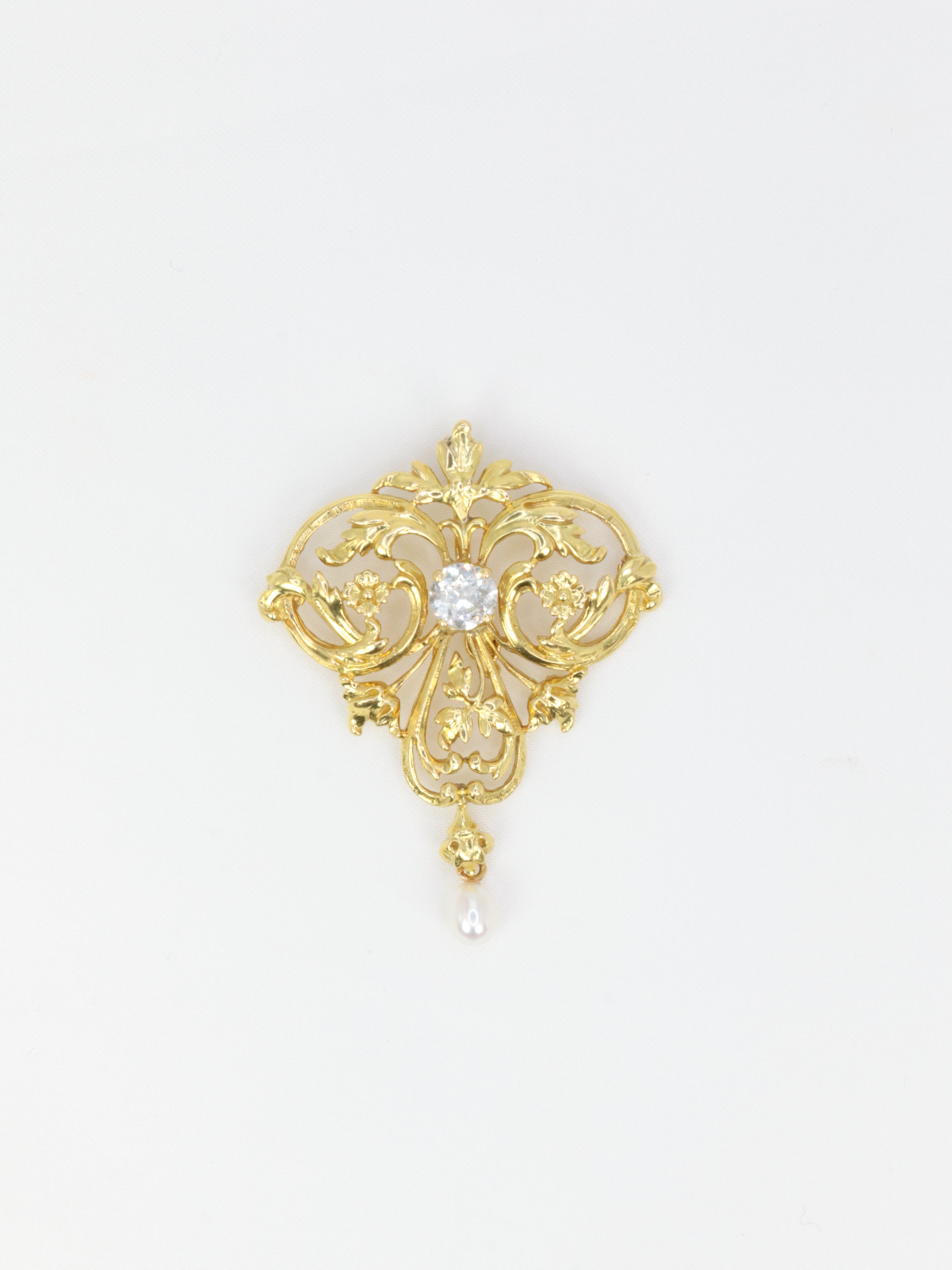 Art Nouveau pendant in gold, diamond and pearl