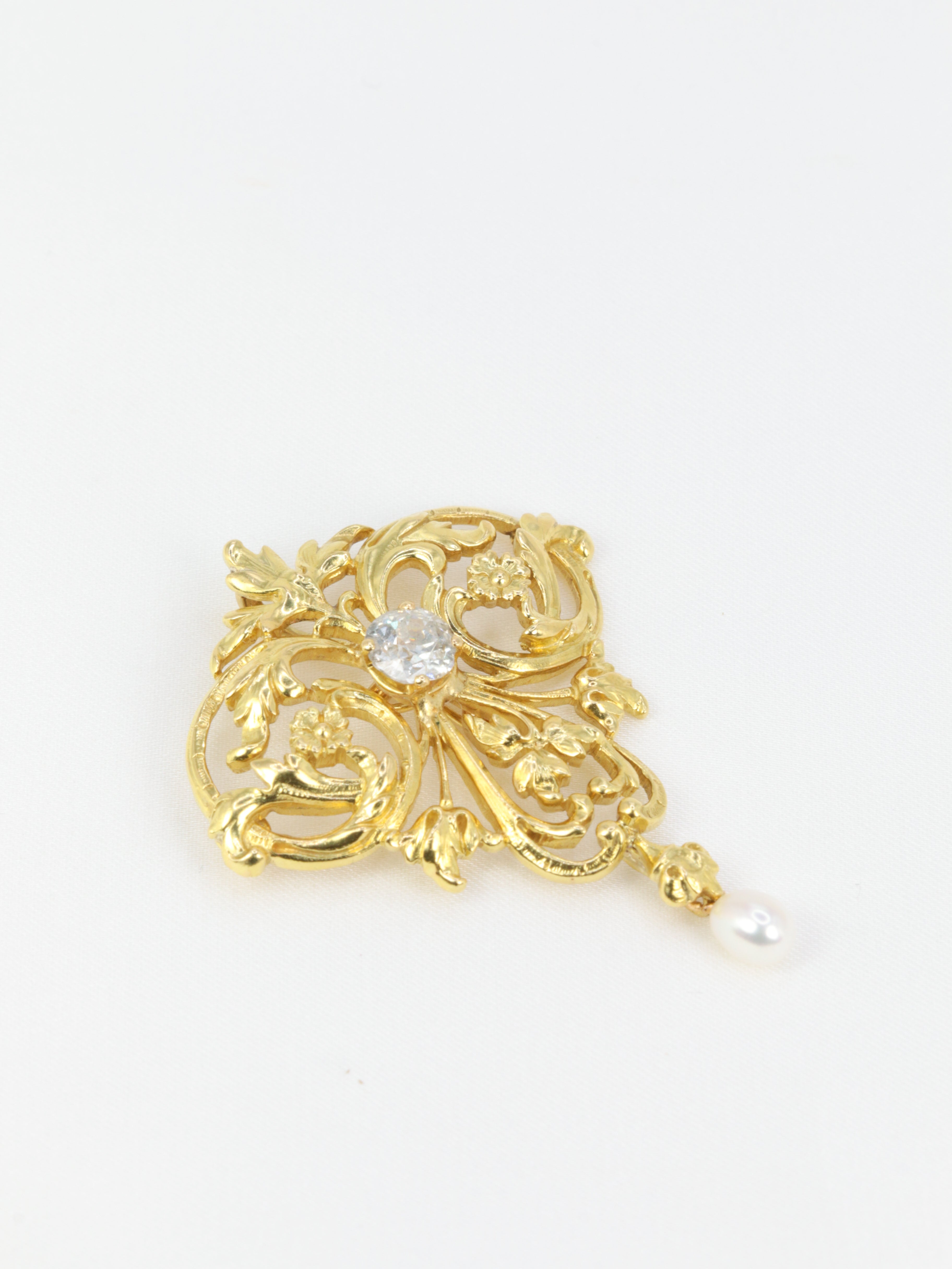 Art Nouveau pendant in gold, diamond and pearl