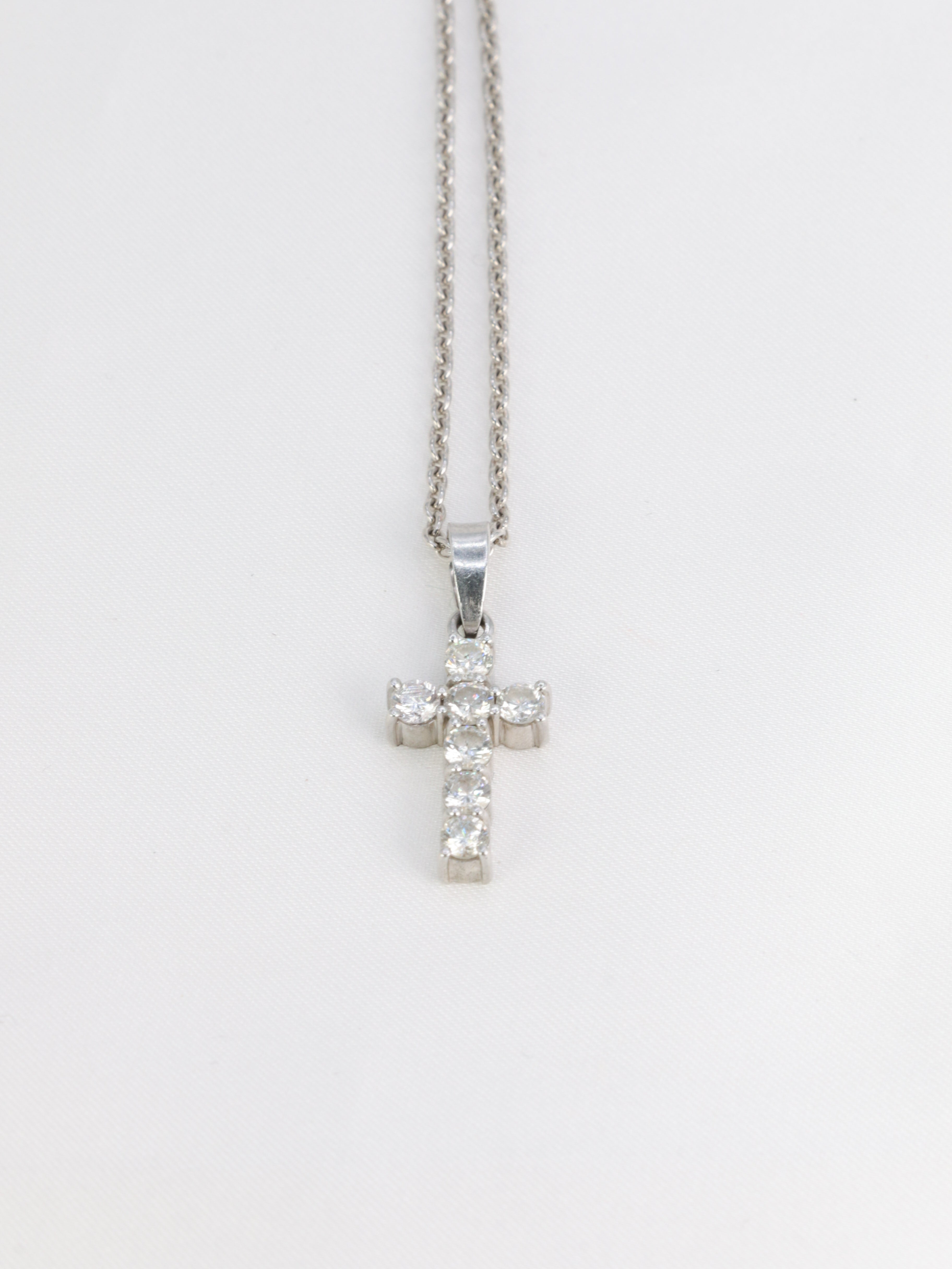Pendentif vintage croix en or blanc et diamants