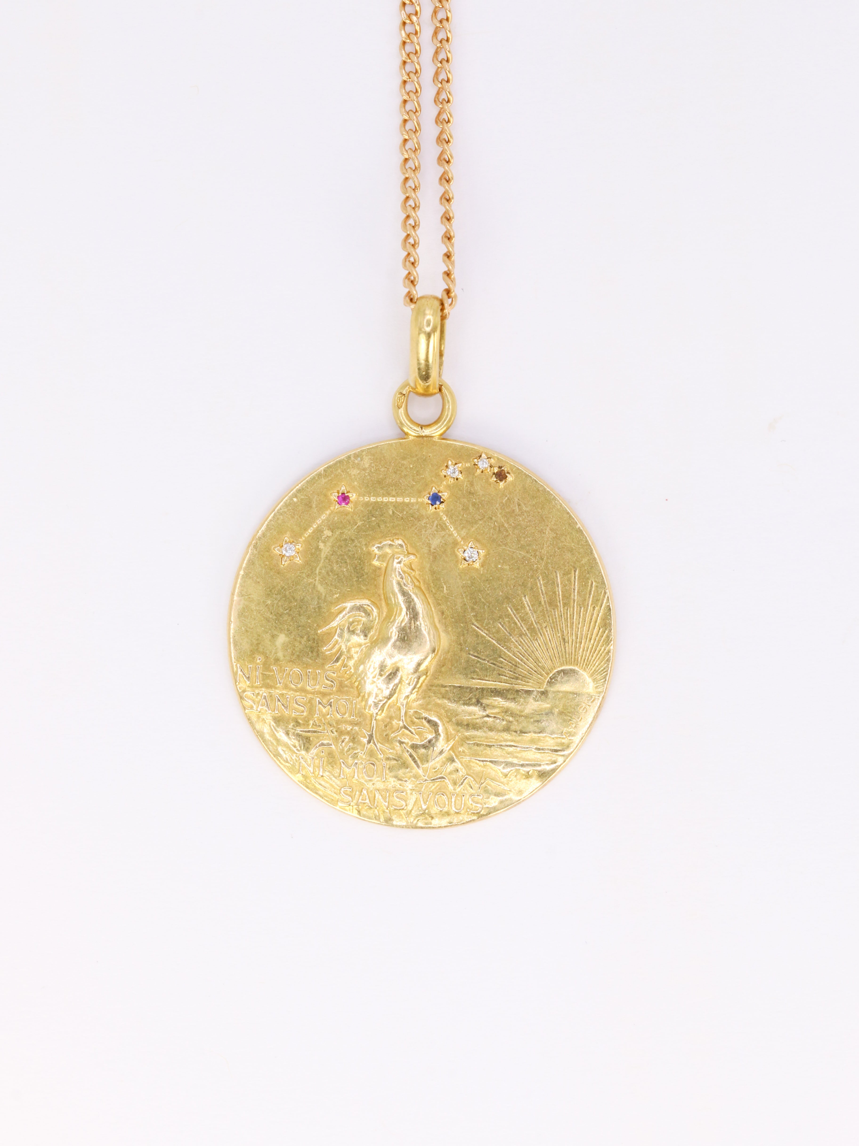 Rare Médaille Augis Coq Ni vous sans moi, Ni moi sans vous en or, rubis, saphirs et diamants