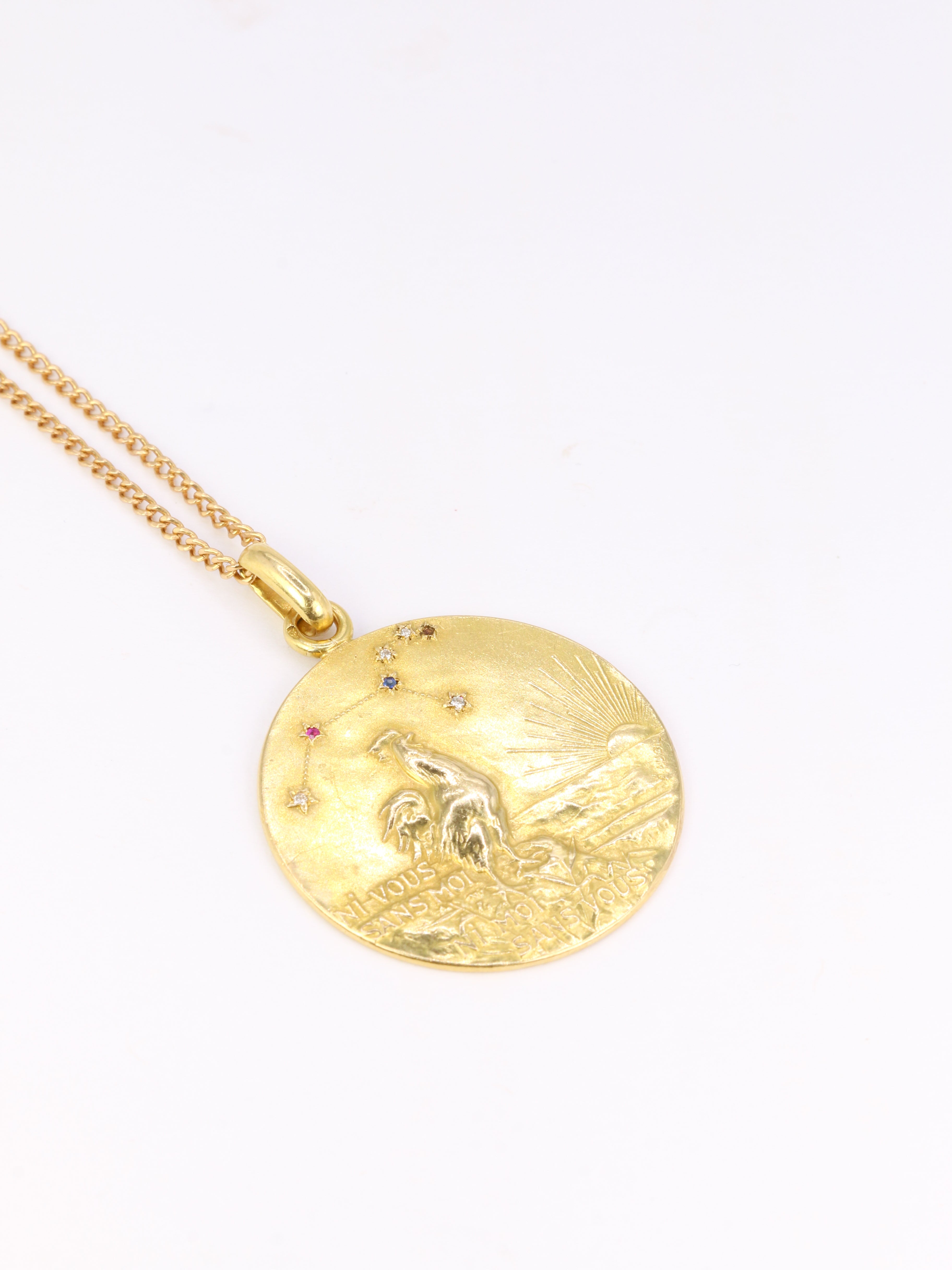 Rare Médaille Augis Coq Ni vous sans moi, Ni moi sans vous en or, rubis, saphirs et diamants