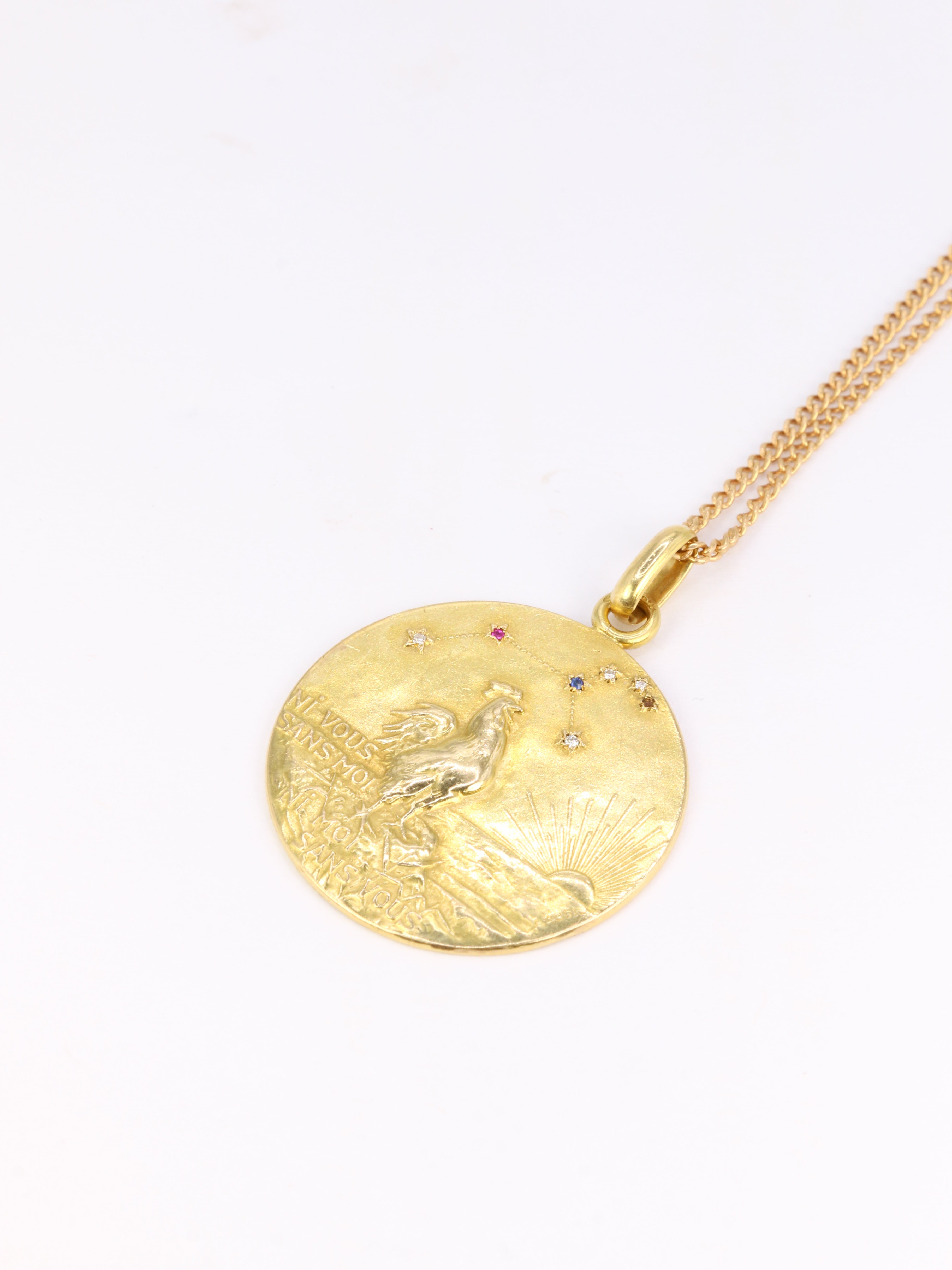 Rare Médaille Augis Coq Ni vous sans moi, Ni moi sans vous en or, rubis, saphirs et diamants