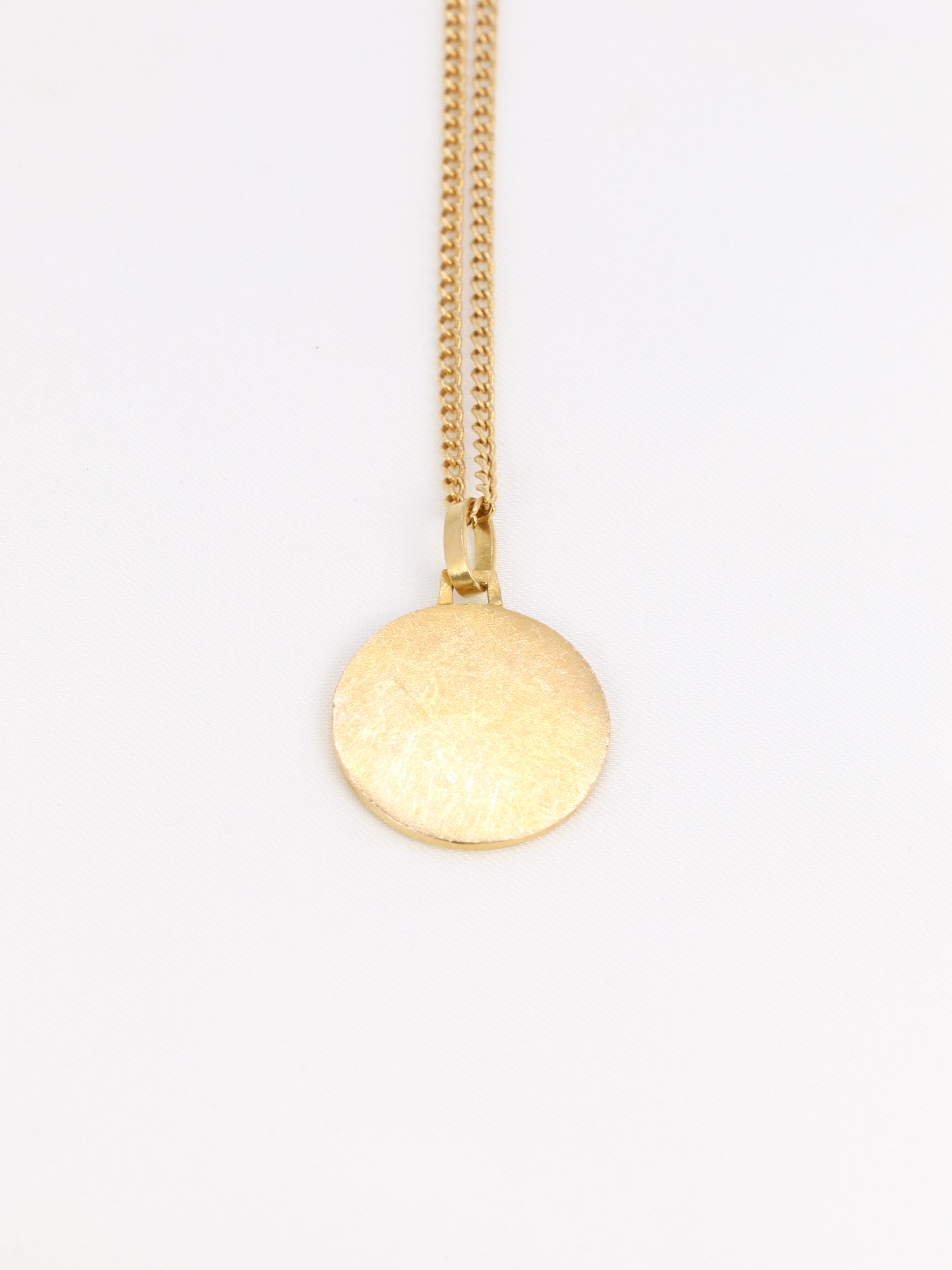 Pendentif Médaille Art Nouveau en or figurant la fillette à la rose