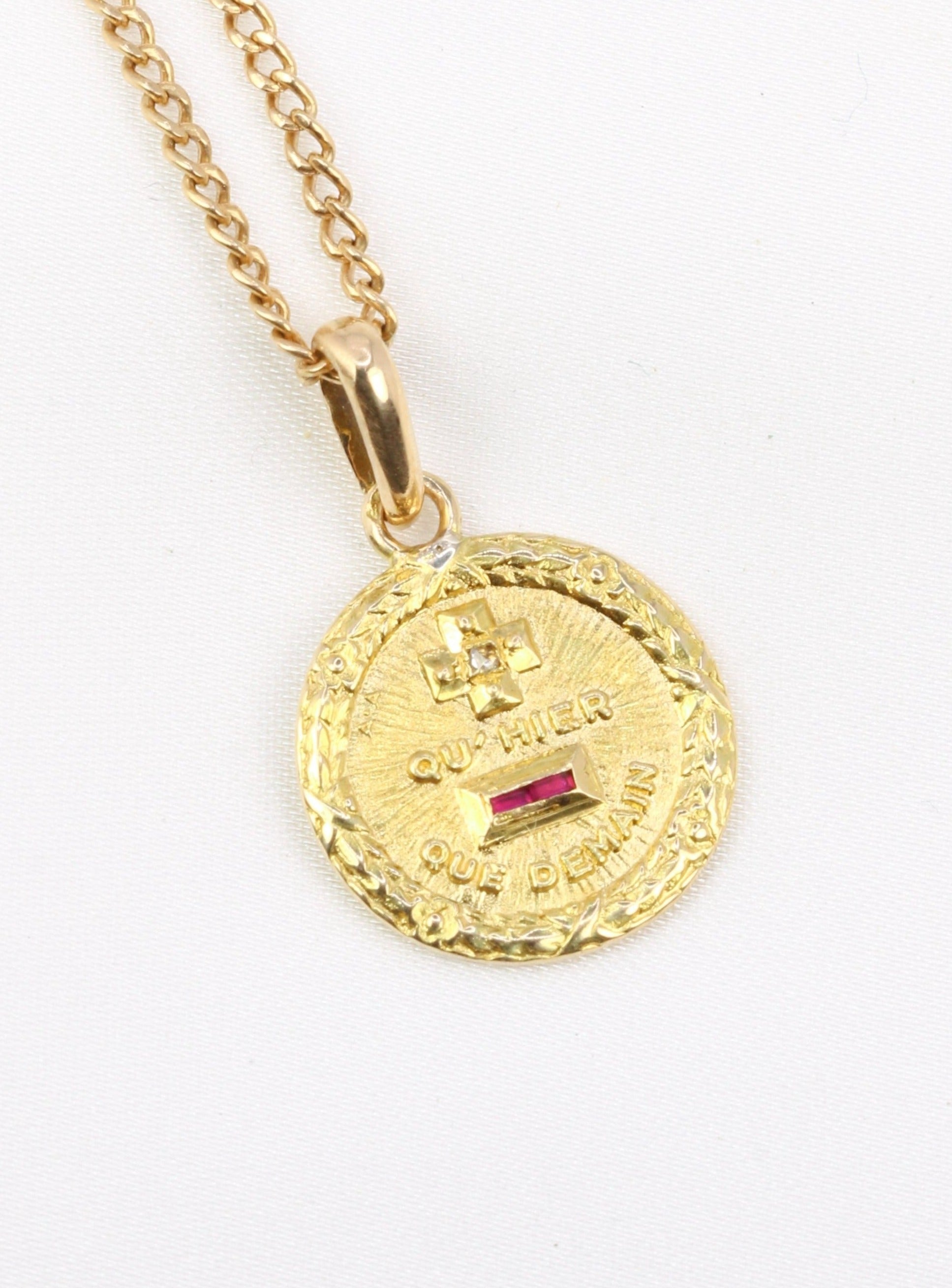 Médaille amour AUGIS en or jaune, Plus qu’hier moins que demain, ca 1950