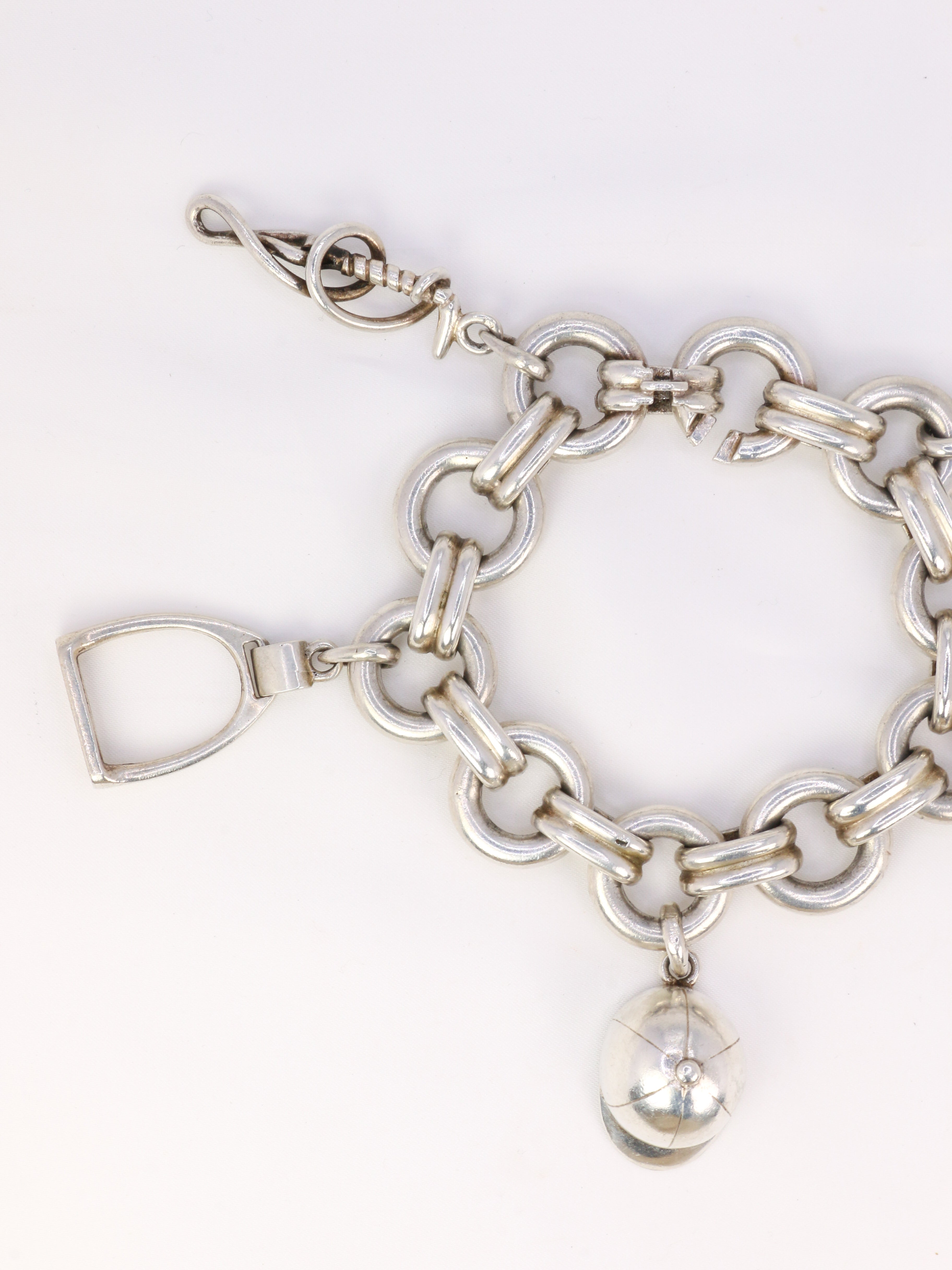 Gaétan de Percin (attribué à HERMES) Bracelet en argent et breloques thème hippique