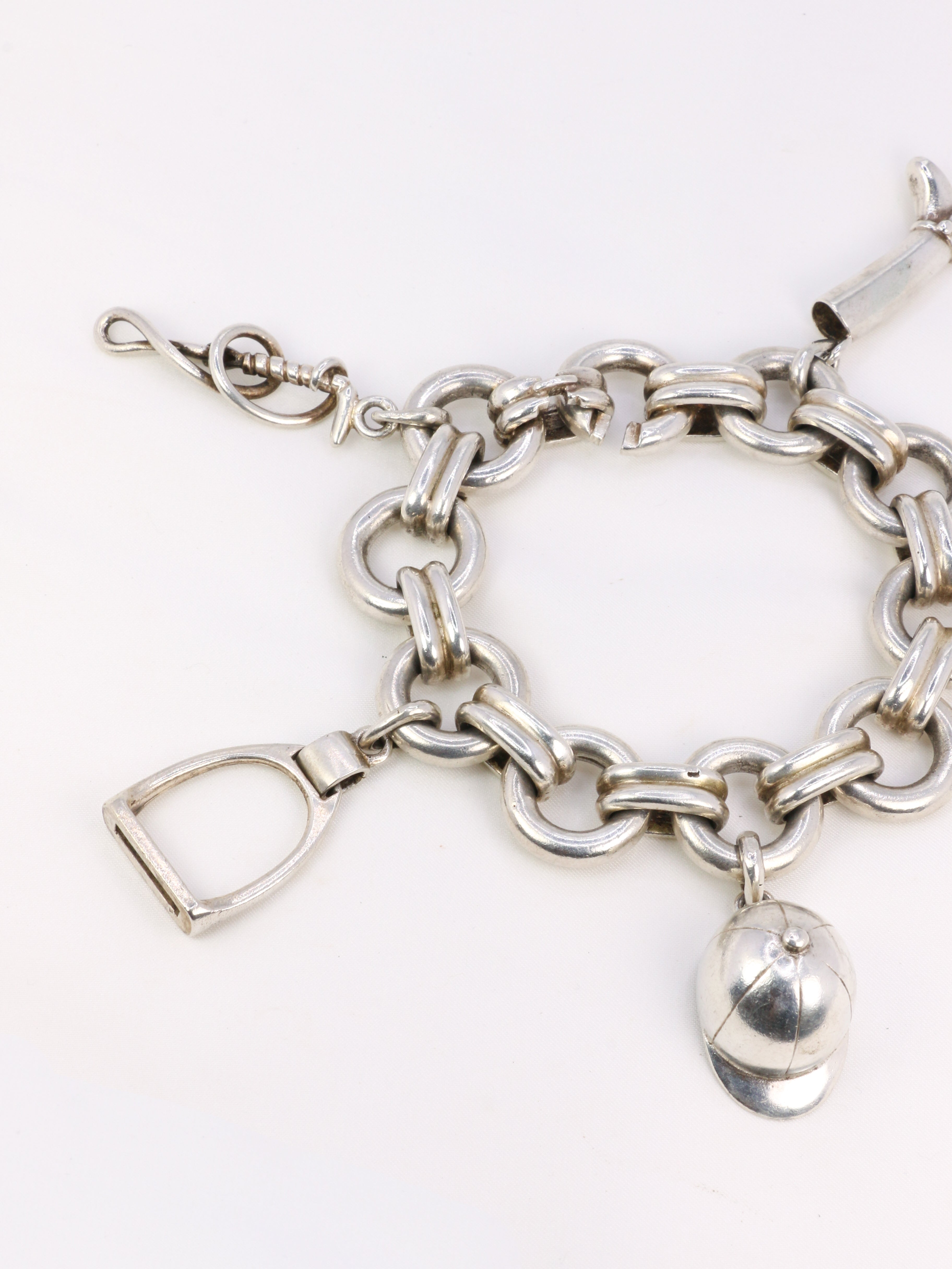 Gaétan de Percin (attribué à HERMES) Bracelet en argent et breloques thème hippique