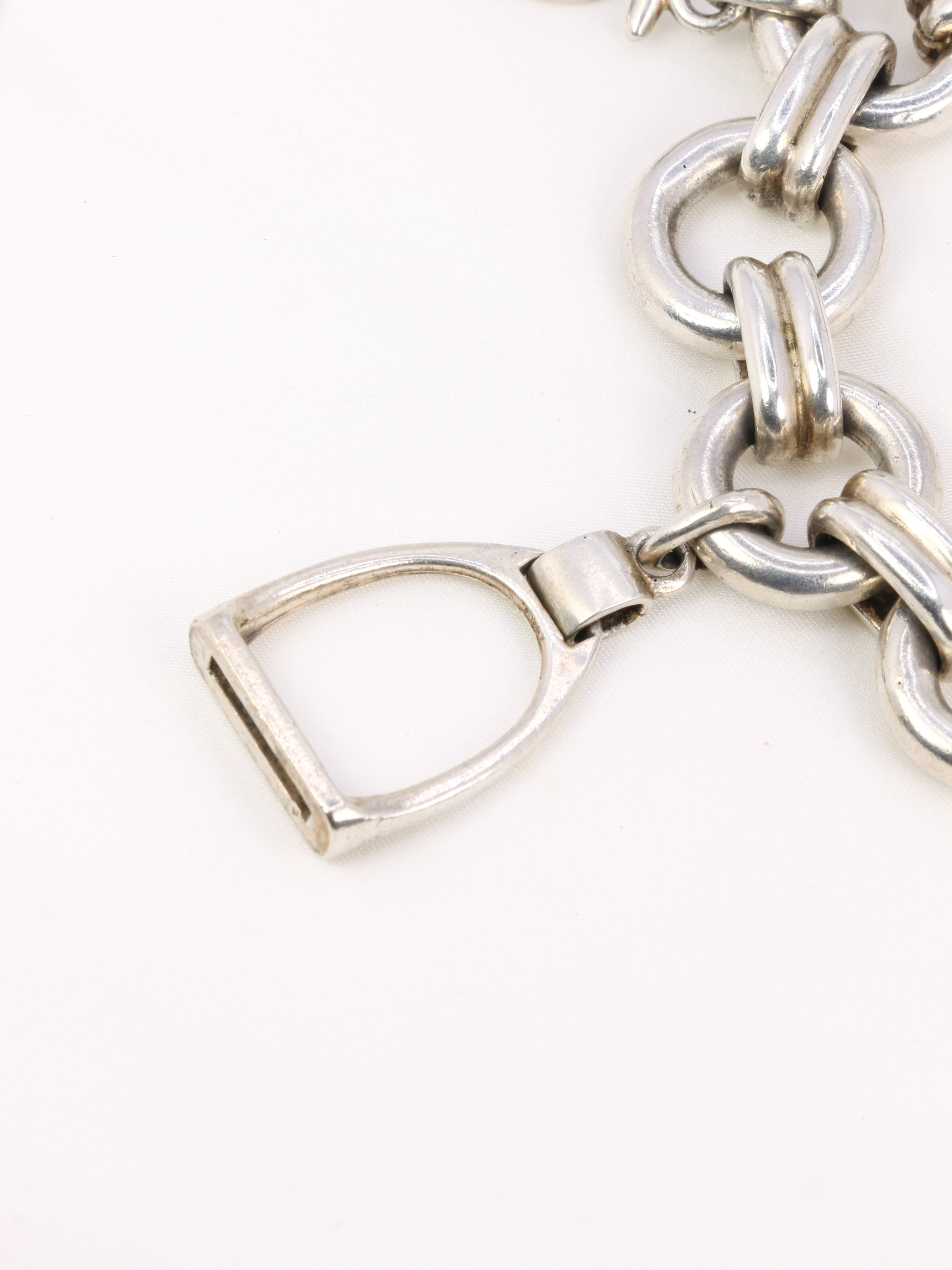 Gaétan de Percin (attribué à HERMES) Bracelet en argent et breloques thème hippique