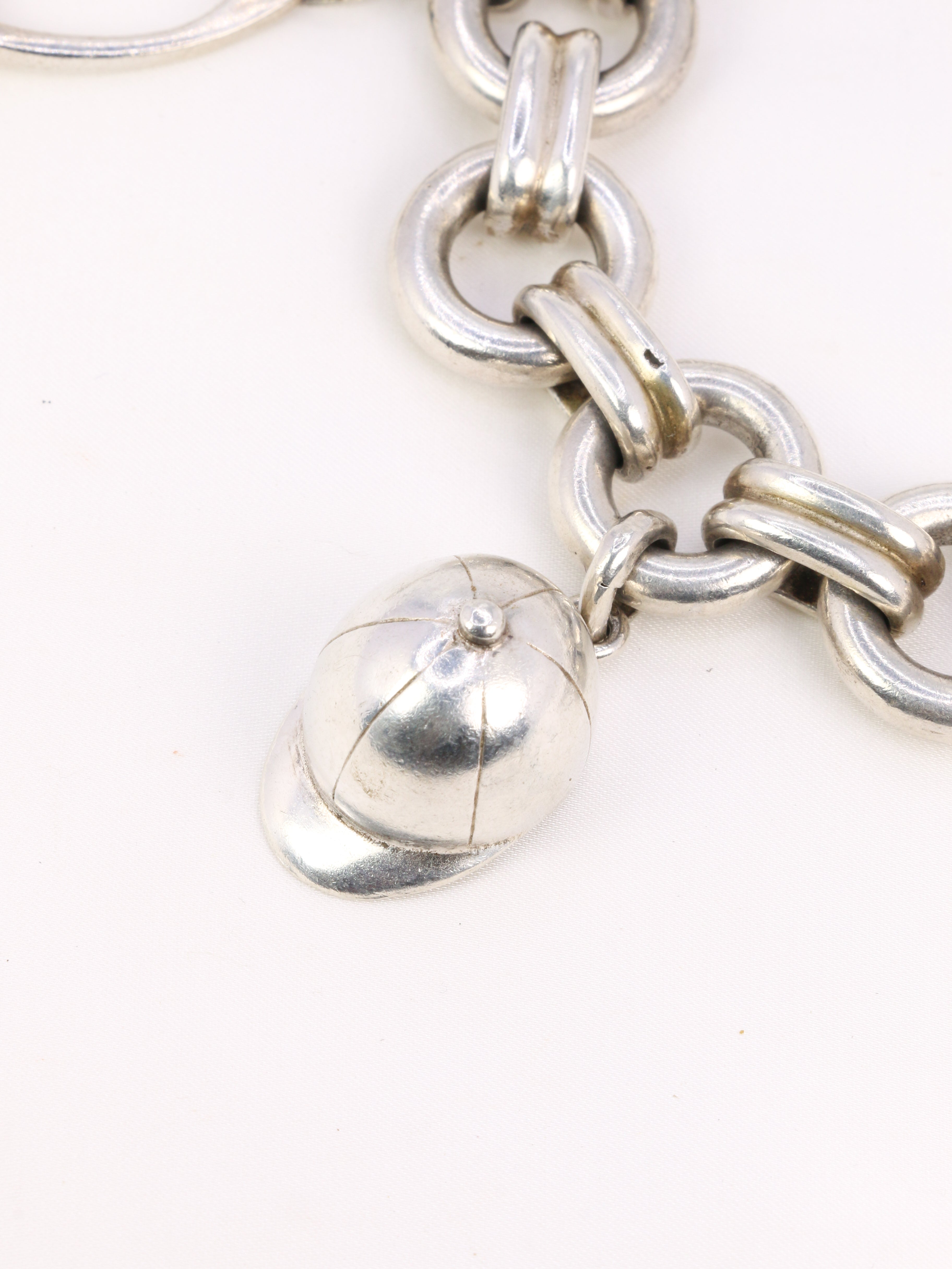 Gaétan de Percin (attribué à HERMES) Bracelet en argent et breloques thème hippique