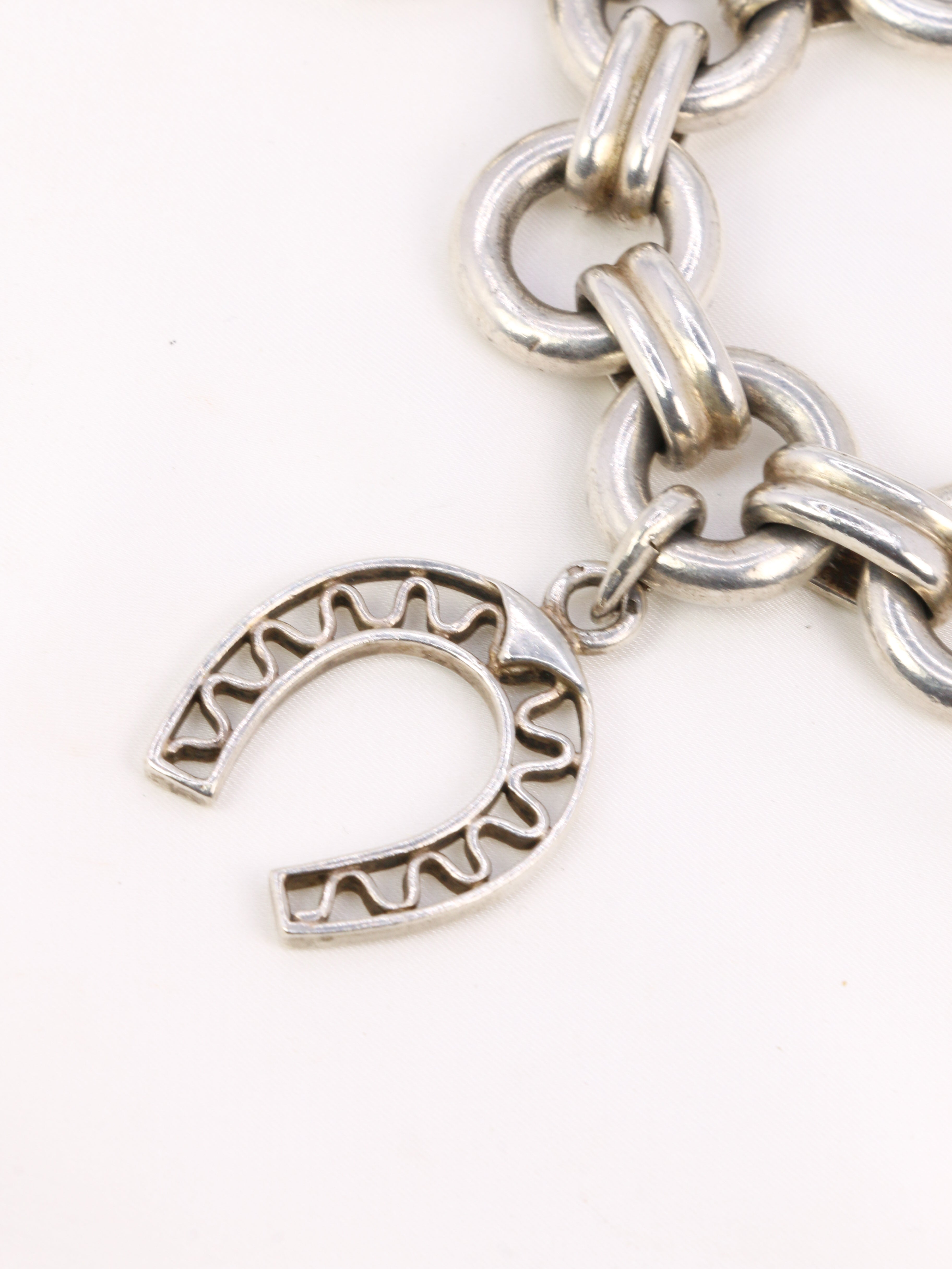 Gaétan de Percin (attribué à HERMES) Bracelet en argent et breloques thème hippique