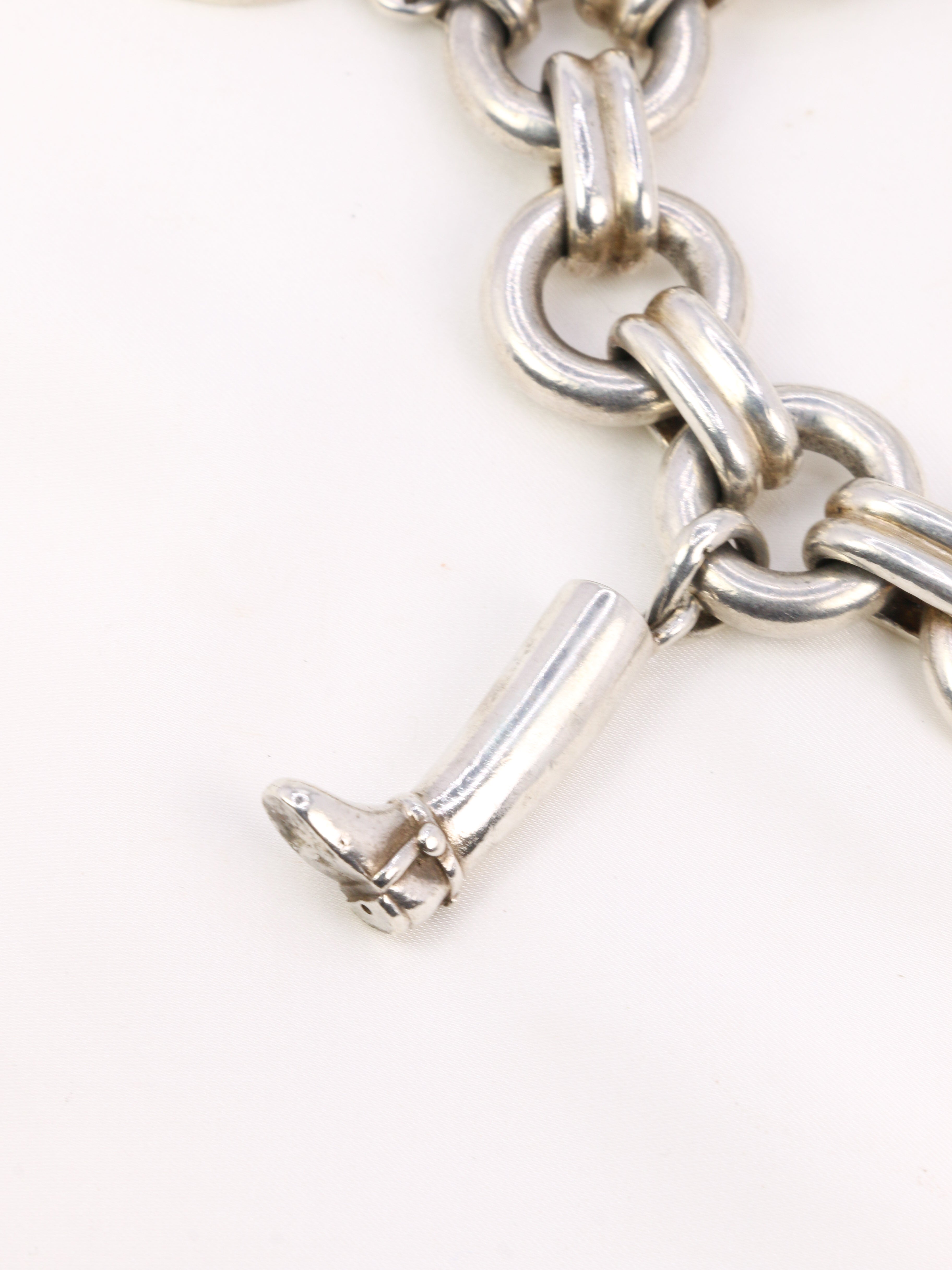 Gaétan de Percin (attribué à HERMES) Bracelet en argent et breloques thème hippique