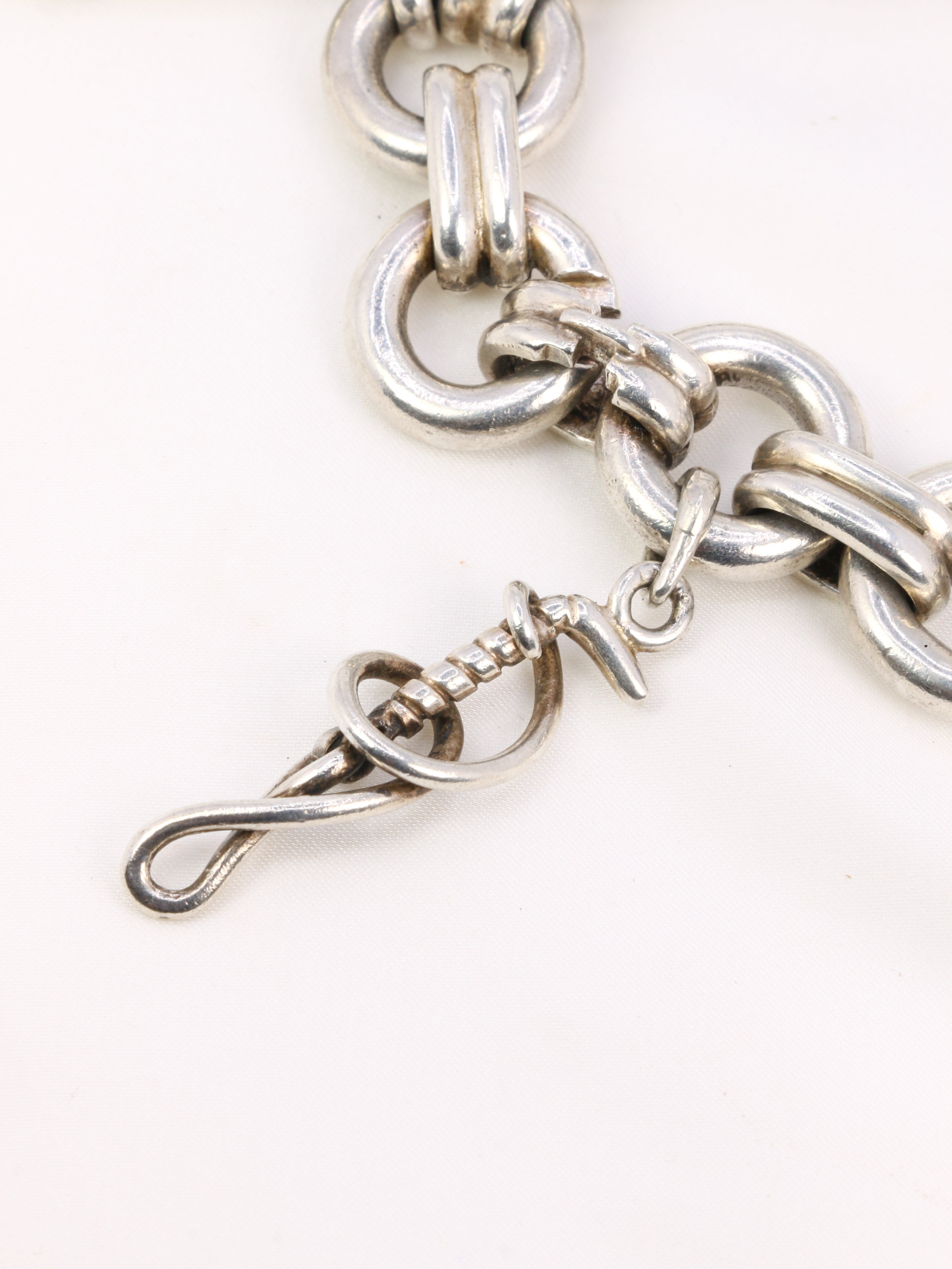 Gaétan de Percin (attribué à HERMES) Bracelet en argent et breloques thème hippique