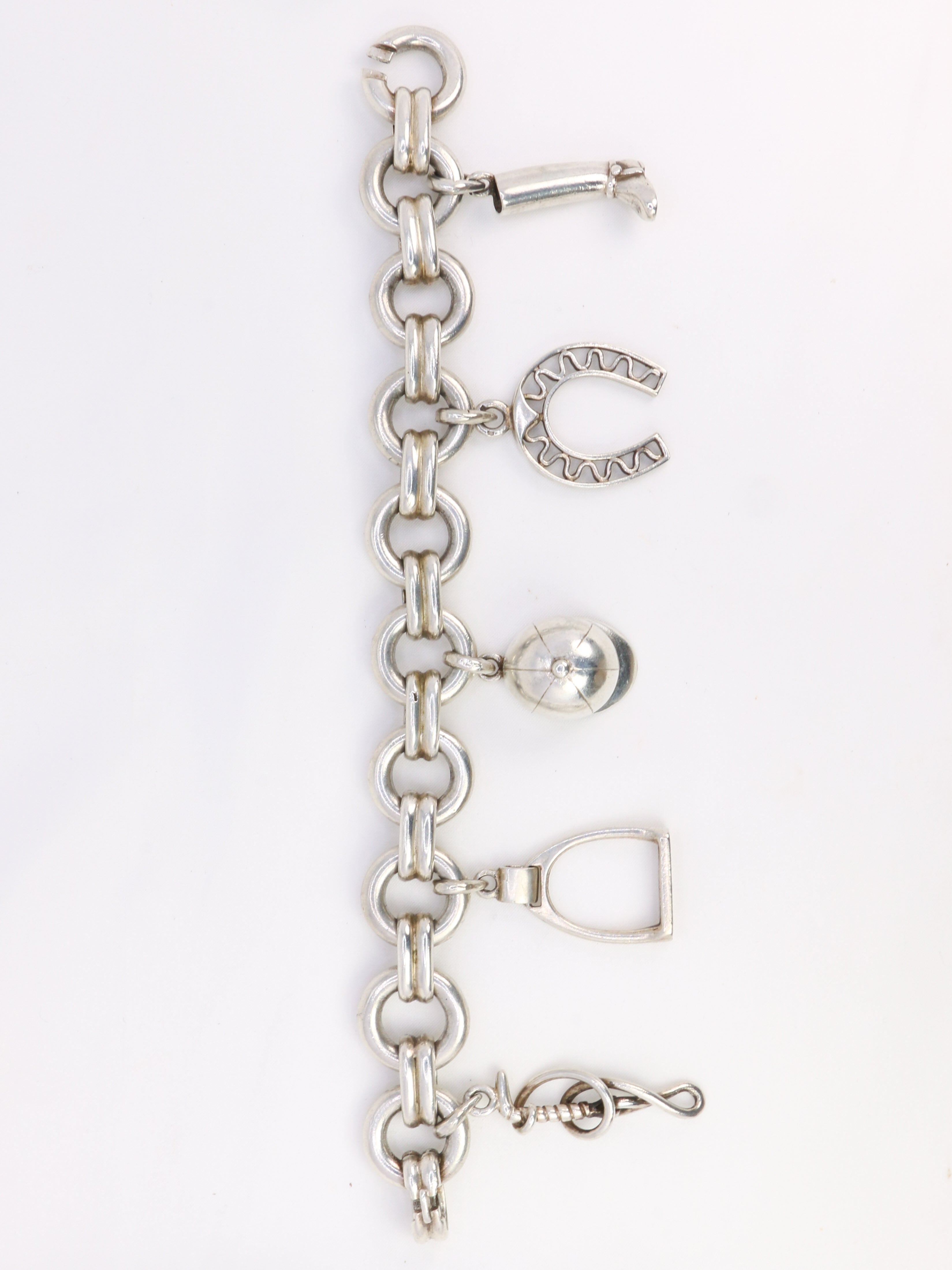 Gaétan de Percin (attribué à HERMES) Bracelet en argent et breloques thème hippique