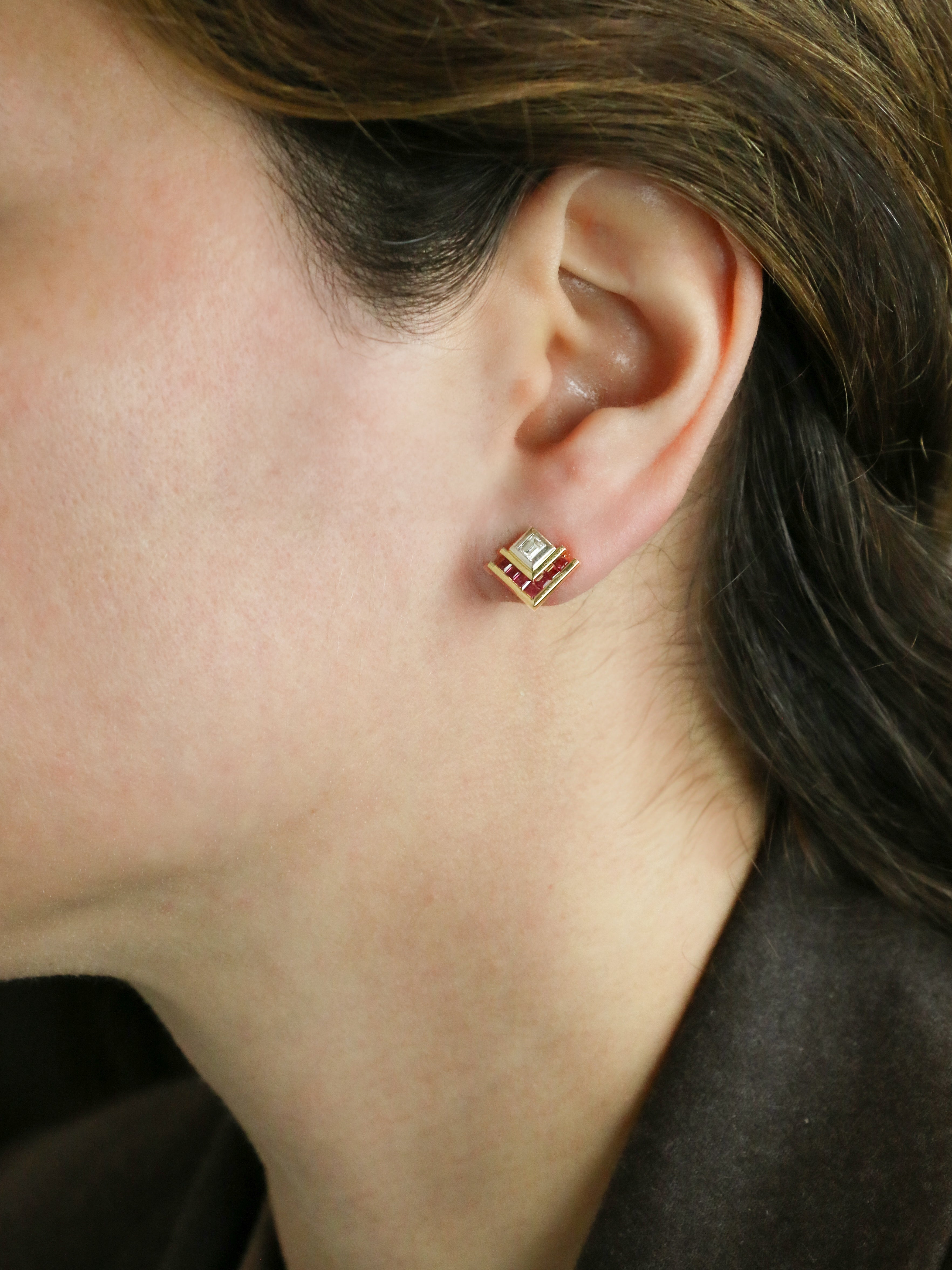 Boucles d’oreilles diamants taille emeraude rubis calibres