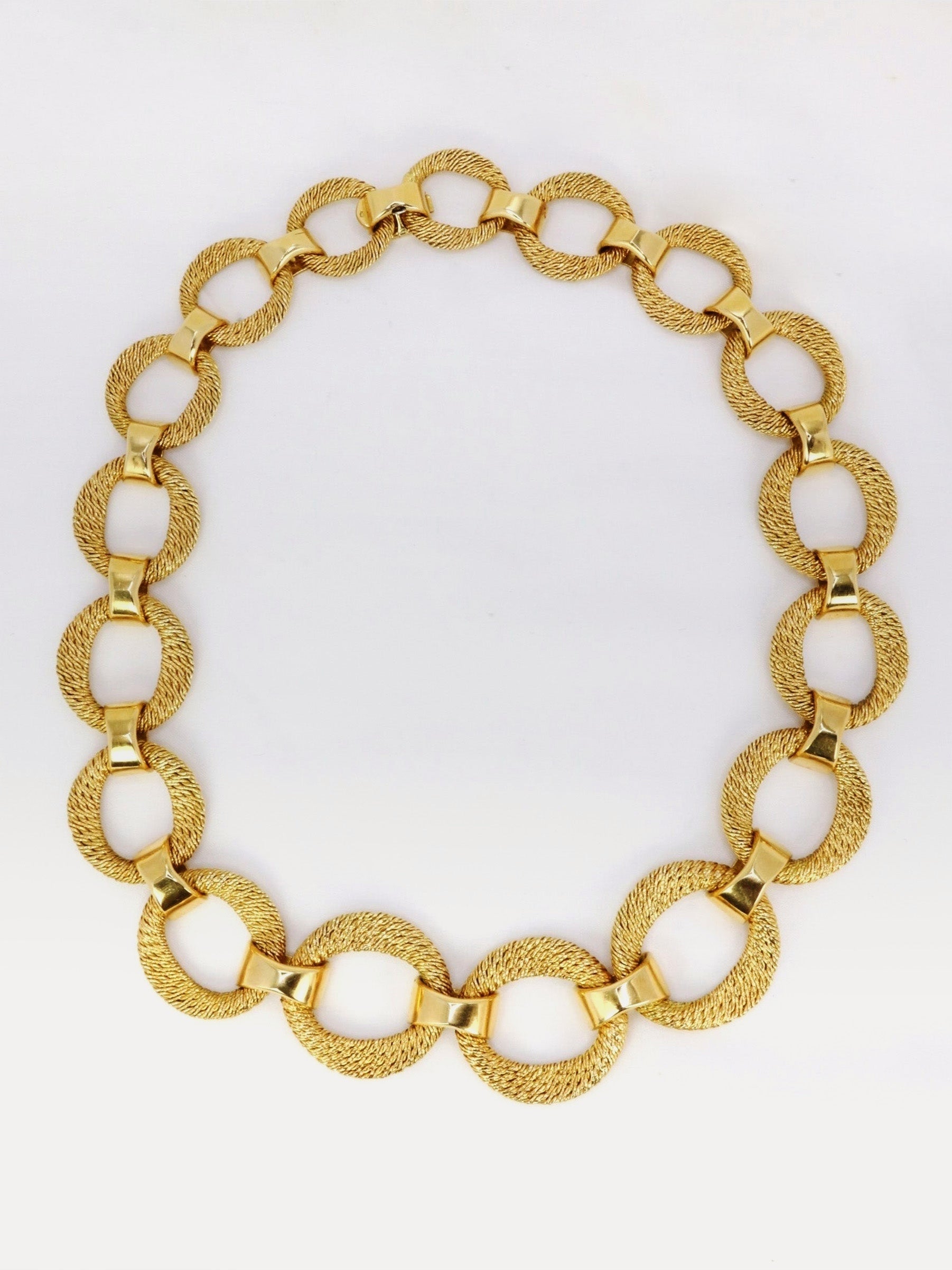 Collier Georges Lenfant maillons or jaune
Georges LENFANT
Rare collier en or jaune 18k (750°/°°) composé d’une alternance d’anneaux ronds modèle paillette en chute et de liens de même taille en or poli. Travail français des années 1970. Présence du poinçon de maître Georges Lenfant et poinçon tête d’aigle pour l’or 18 carats.
Longueur : 42,5 cm
Poids net : 141,46 grammes 