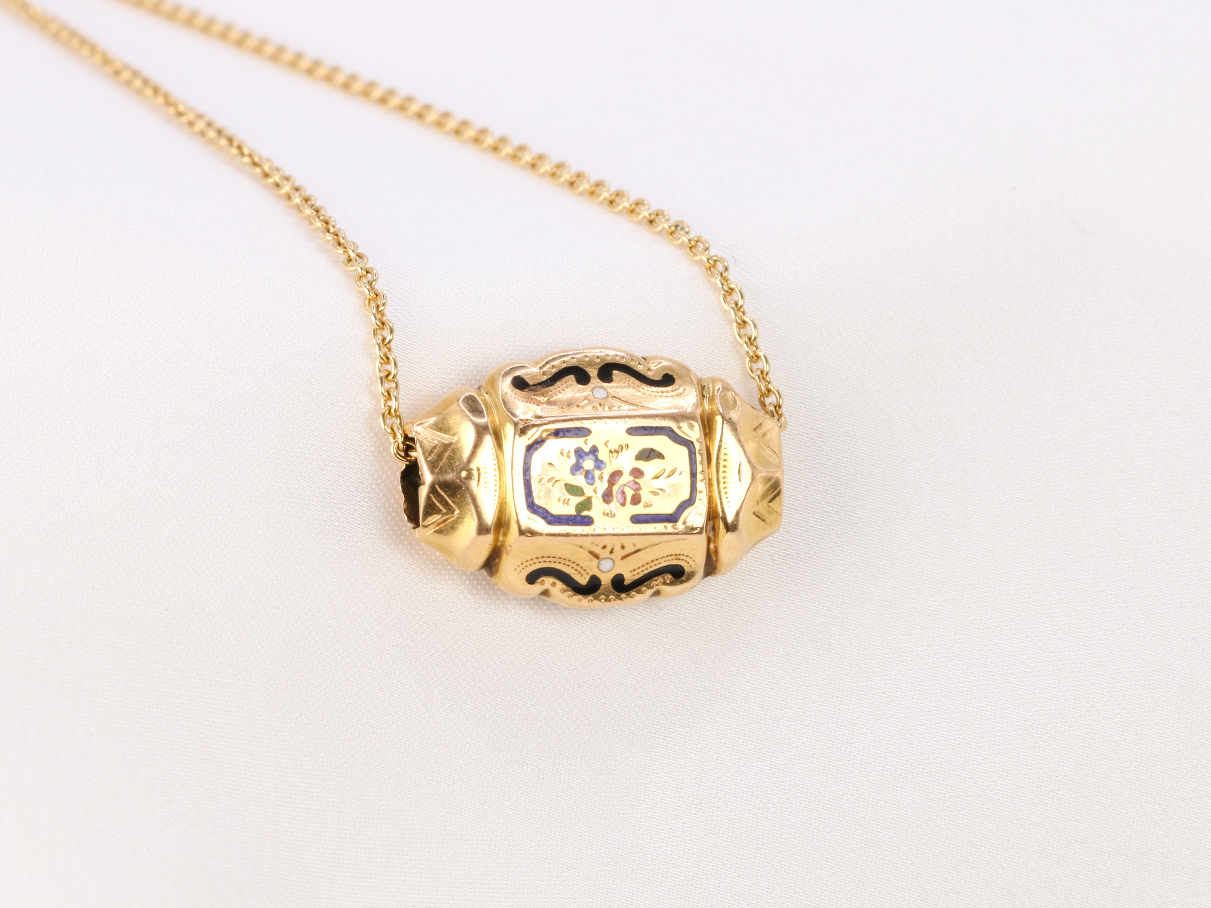 Pendentif coulant en or jaune et émail à motifs fleuris - FIn XIXe