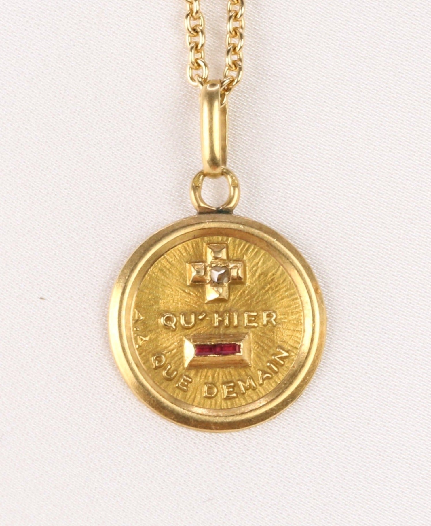 Petite médaille amour en or jaune, Plus qu’hier moins que demain, A.Augis - ca 1950