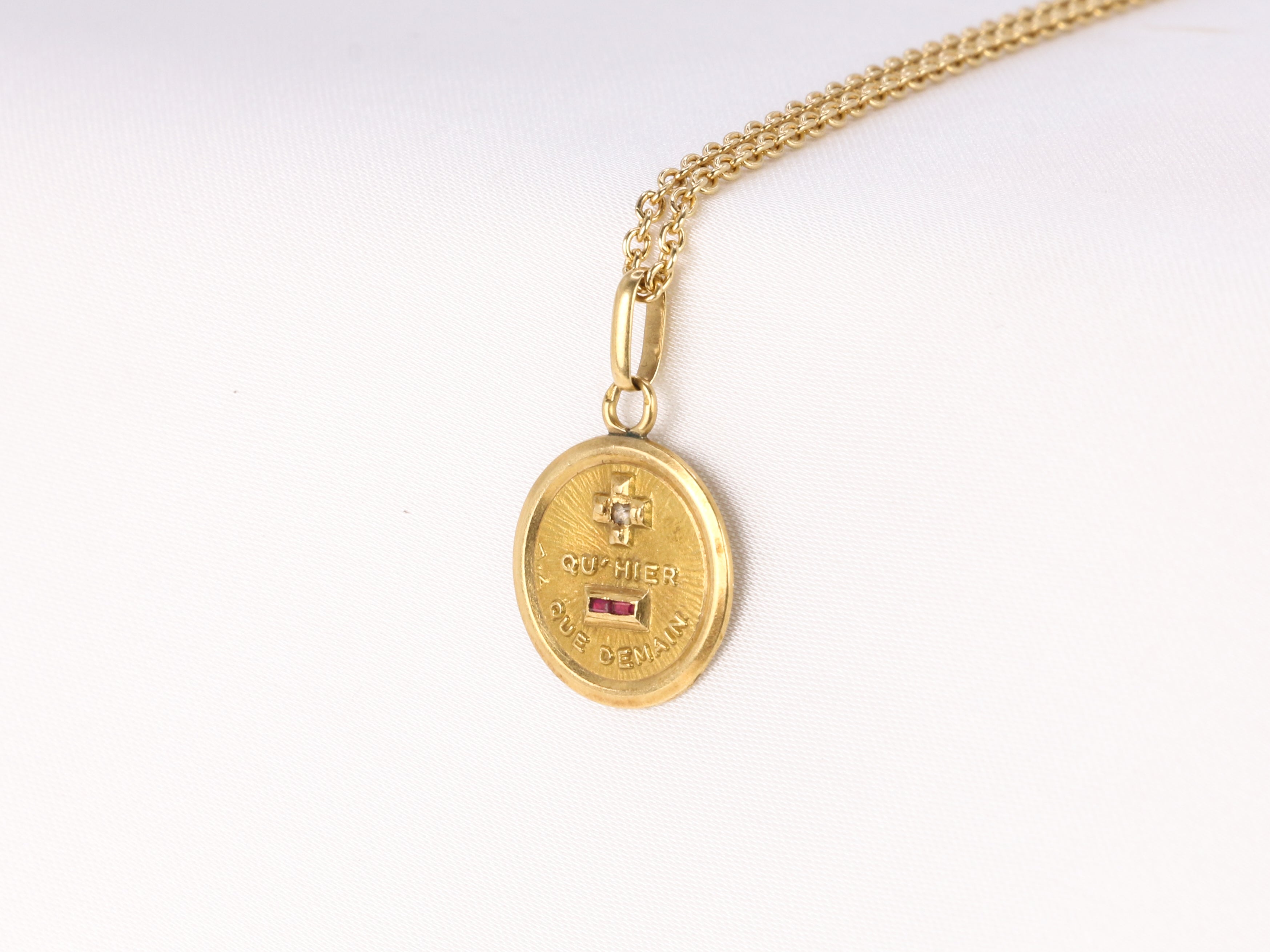 Petite médaille amour en or jaune, Plus qu’hier moins que demain, A.Augis - ca 1950