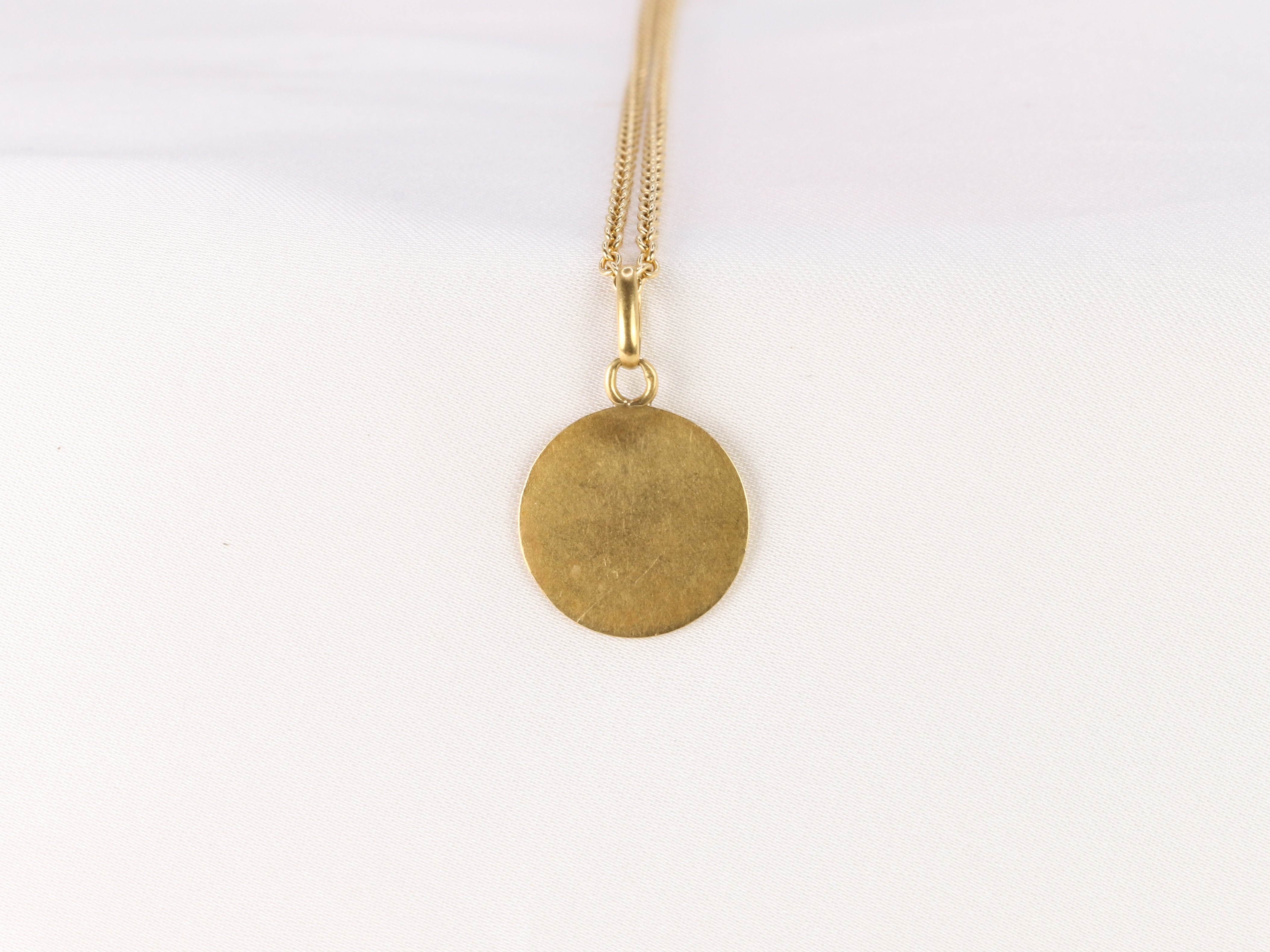 Petite médaille amour en or jaune, Plus qu’hier moins que demain, A.Augis - ca 1950