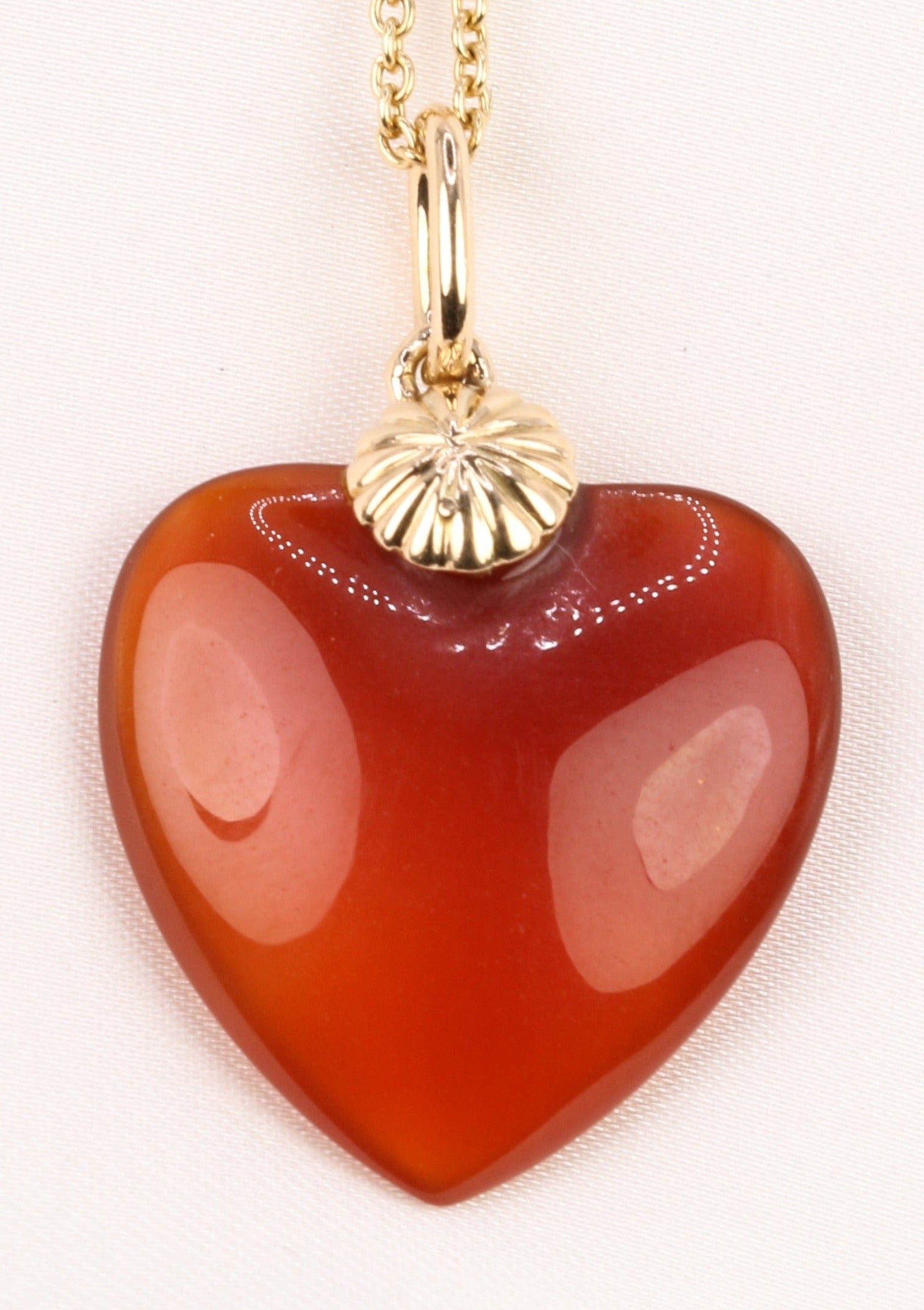 Pendentif vintage figurant un coeur en cornaline et or jaune