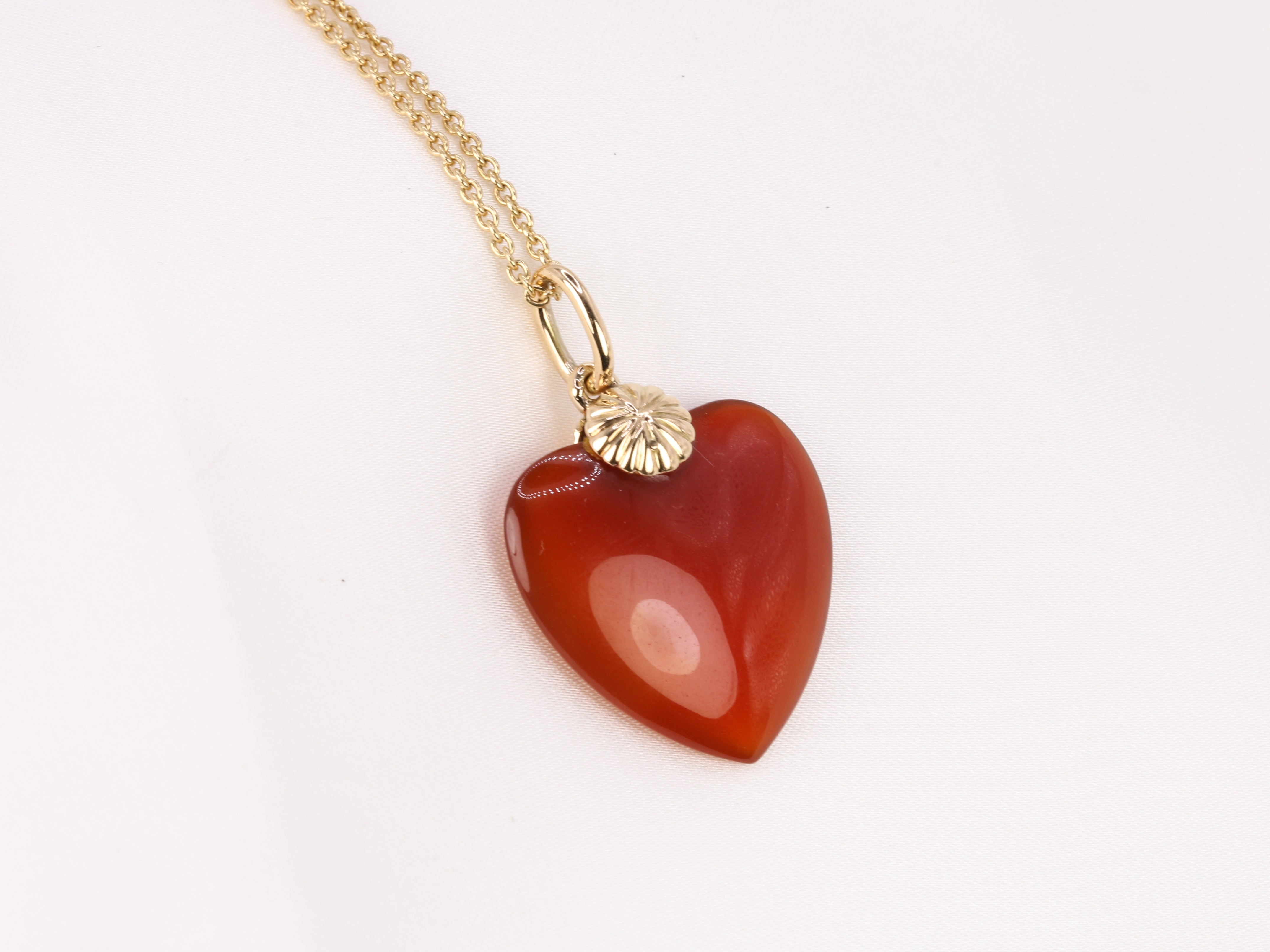 Pendentif vintage figurant un coeur en cornaline et or jaune