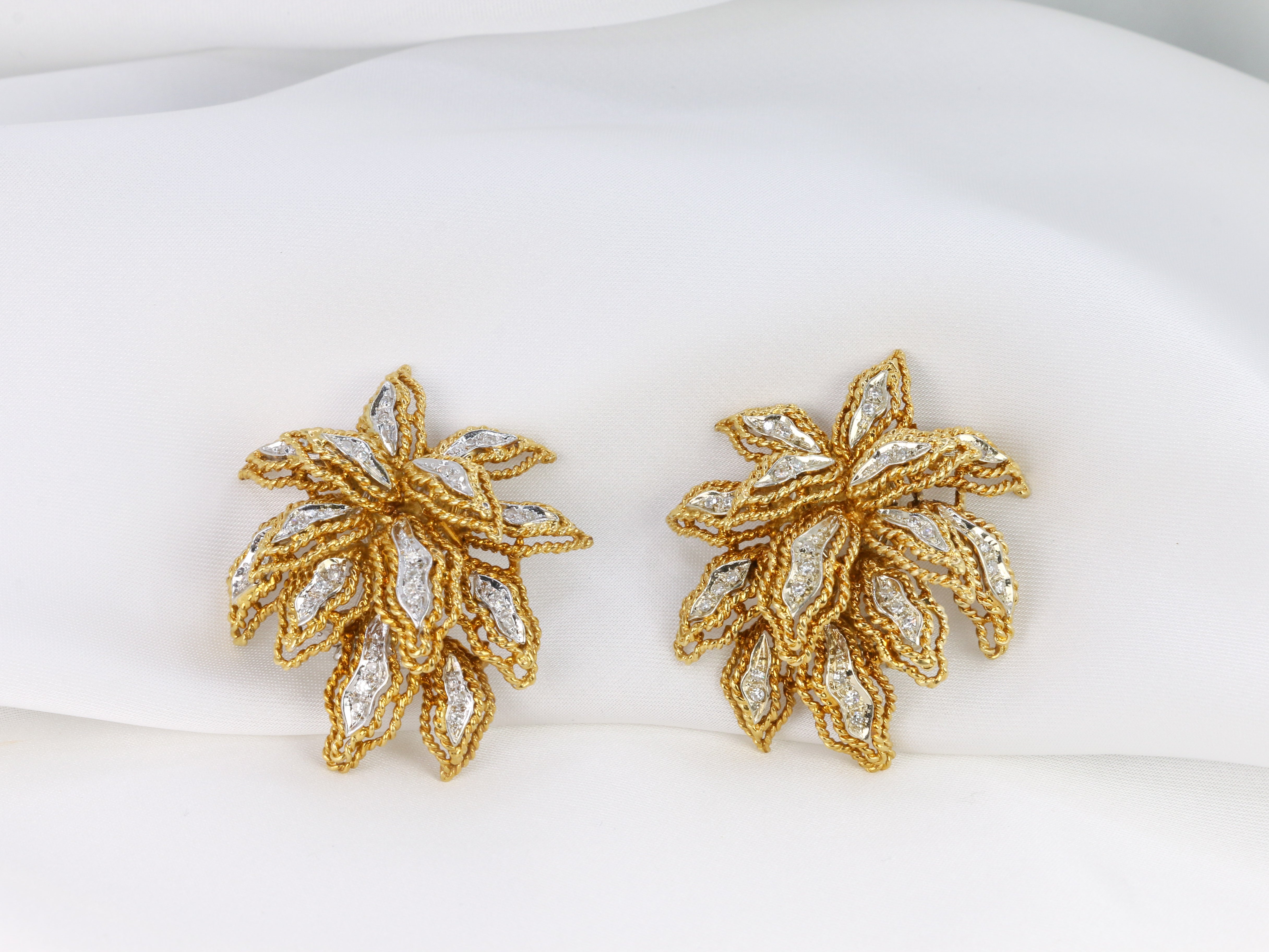 Clips d’oreilles vintage fleur en or et diamants