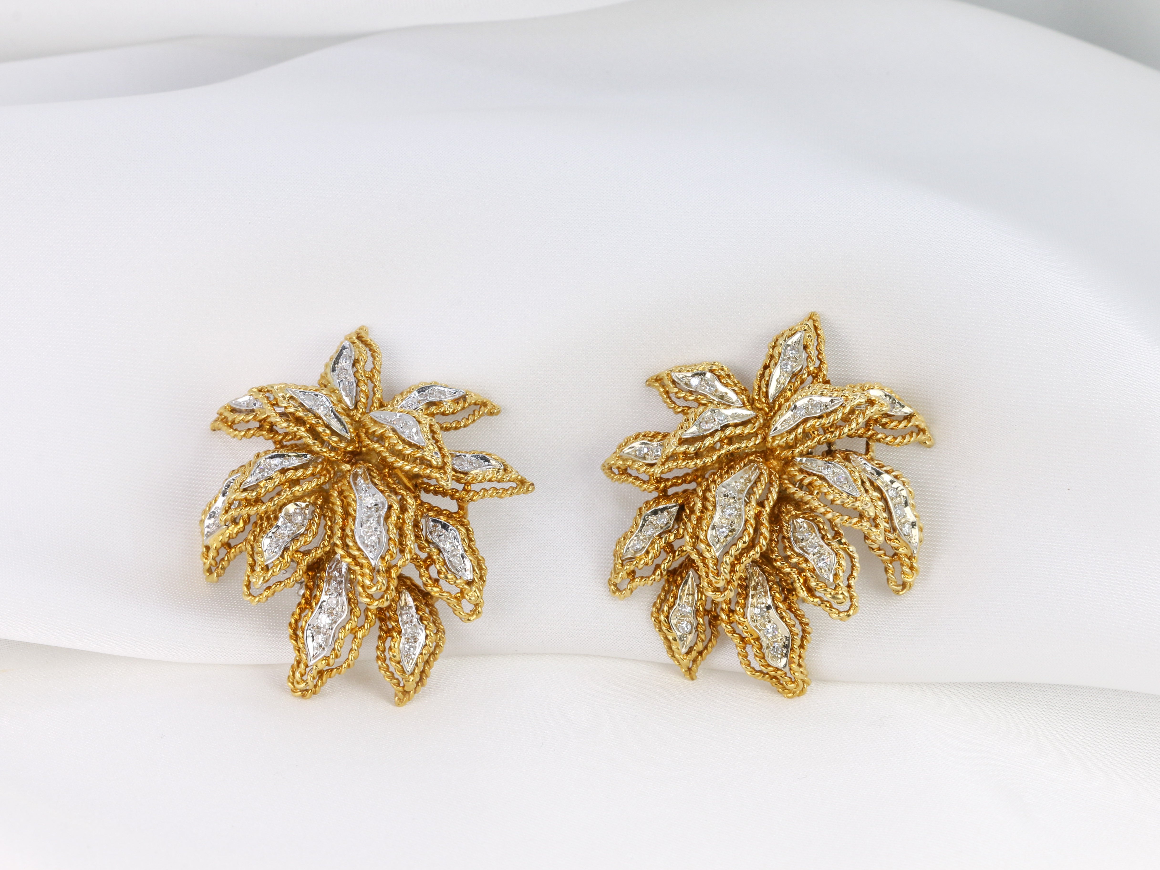 Clips d’oreilles vintage fleur en or et diamants