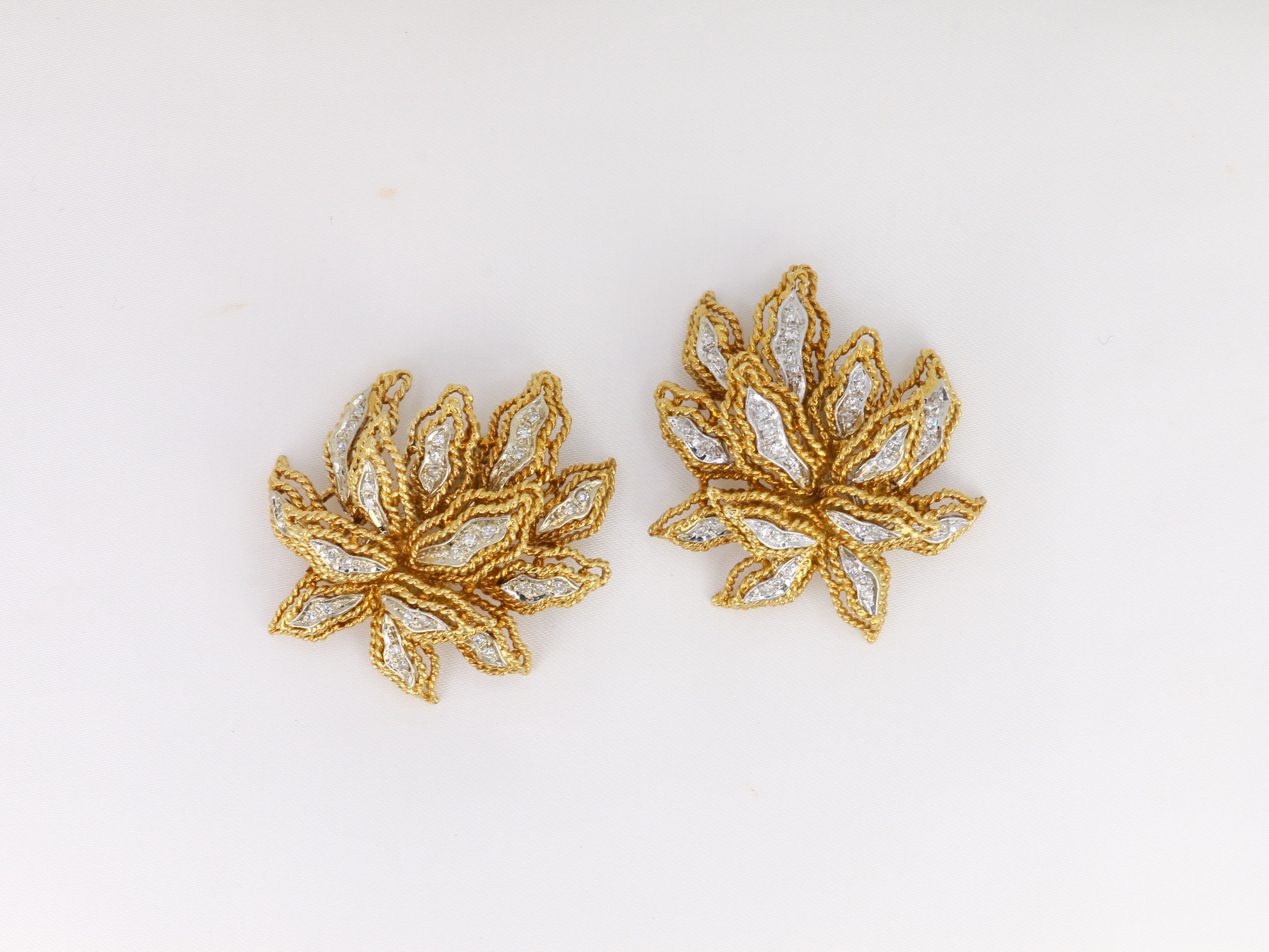 Clips d’oreilles vintage fleur en or et diamants