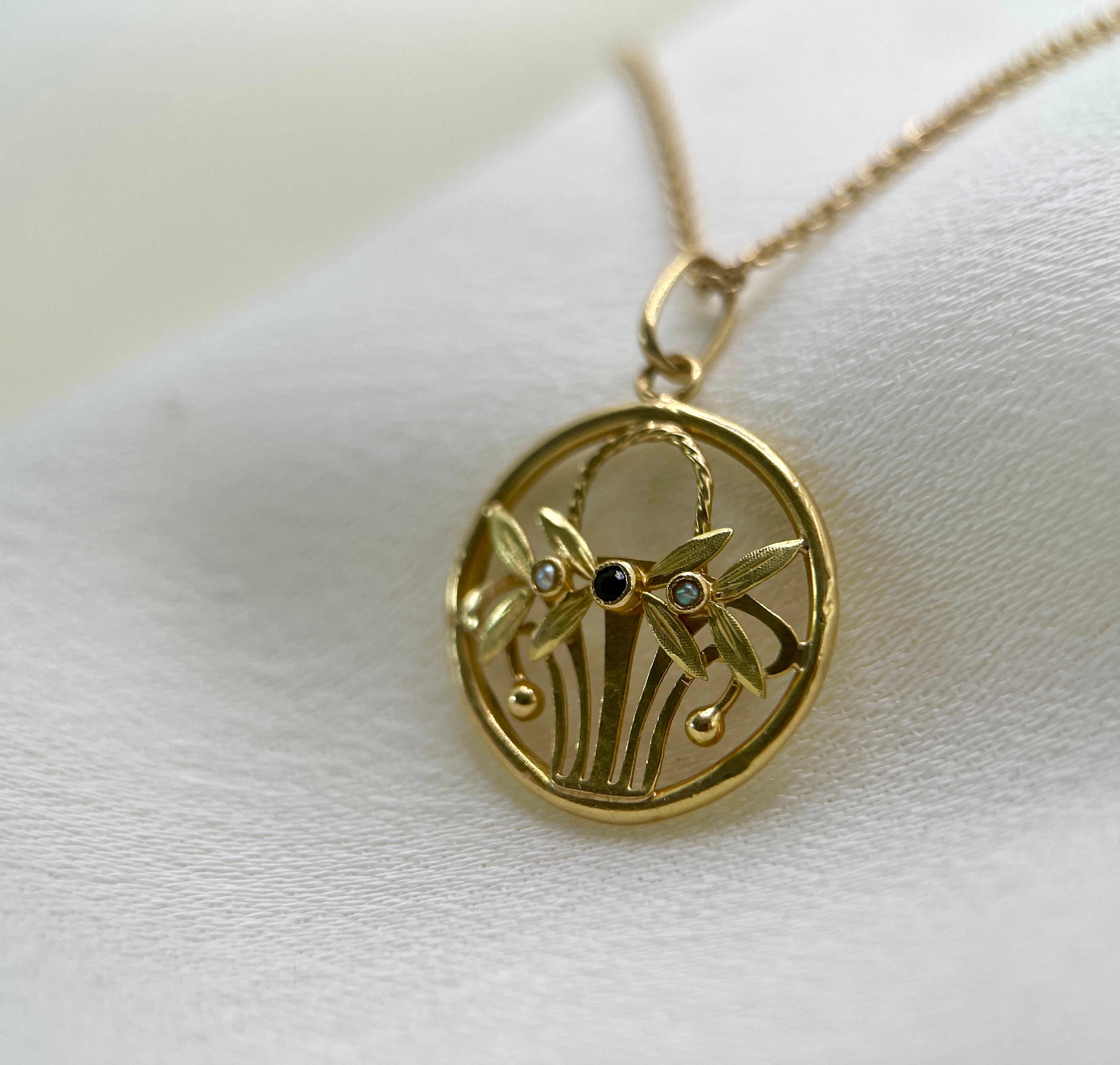 Médaille Art Nouveau Corbeille de Fruits en or, perles et saphir