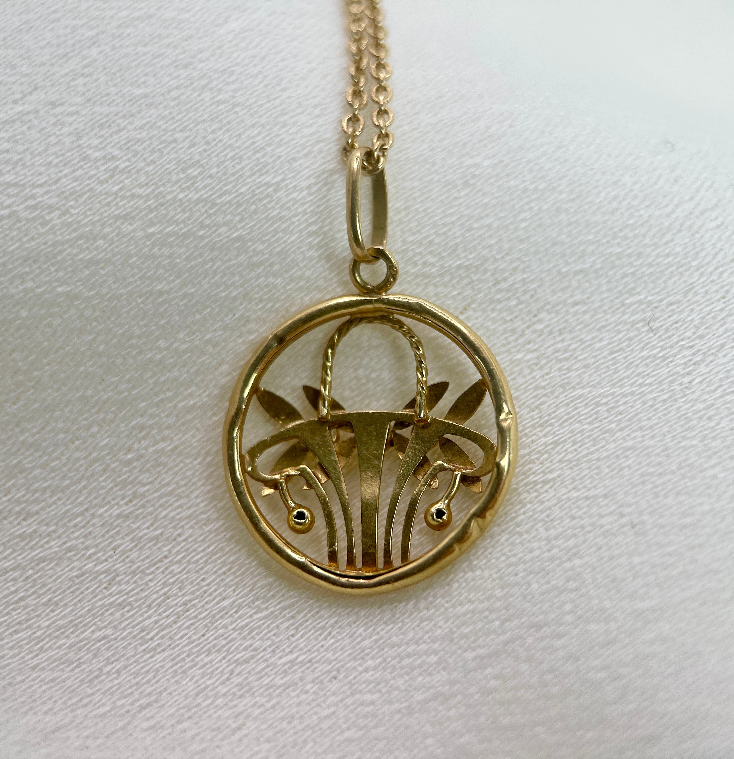 Médaille Art Nouveau Corbeille de Fruits en or, perles et saphir