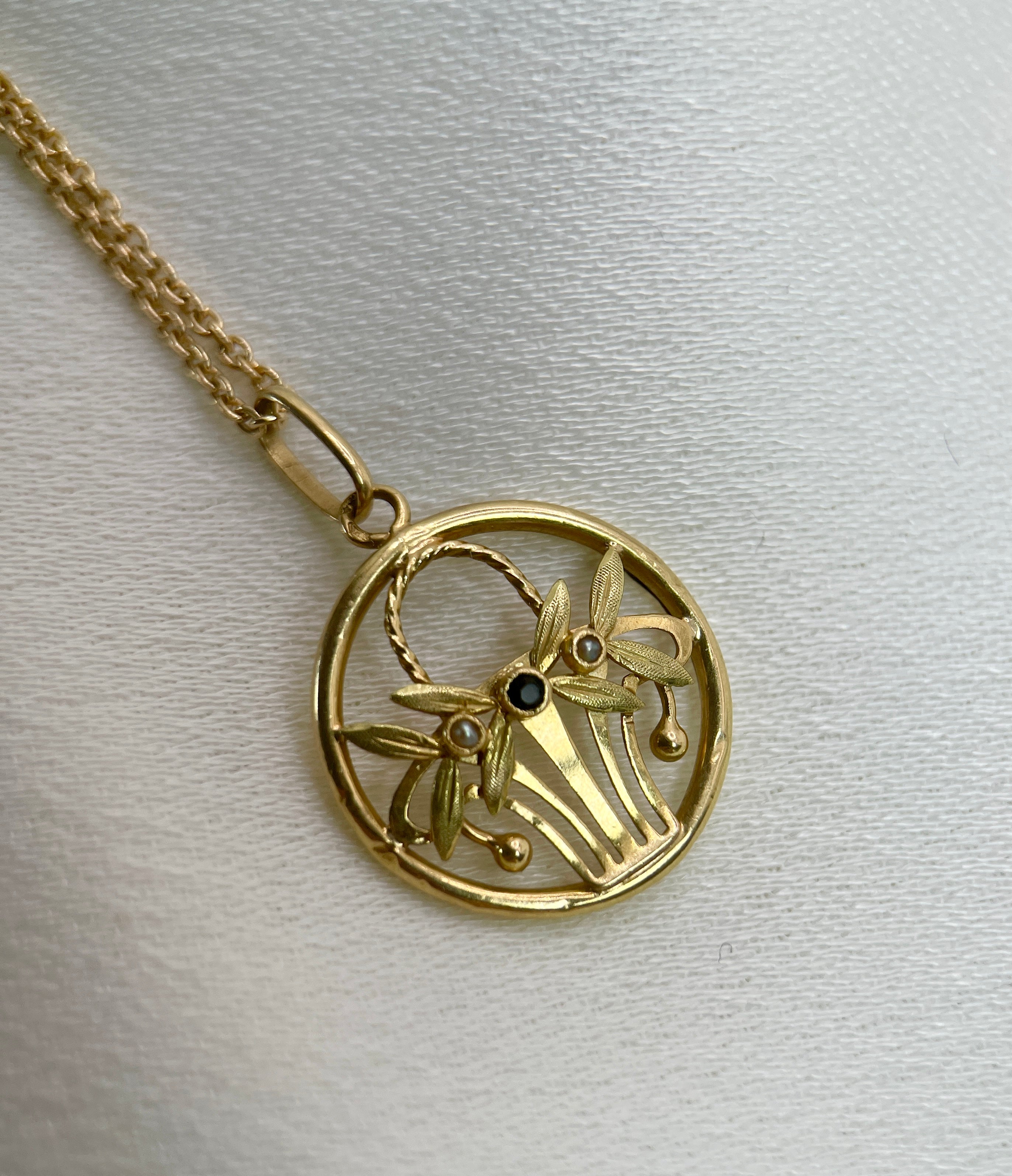 Médaille Art Nouveau Corbeille de Fruits en or, perles et saphir