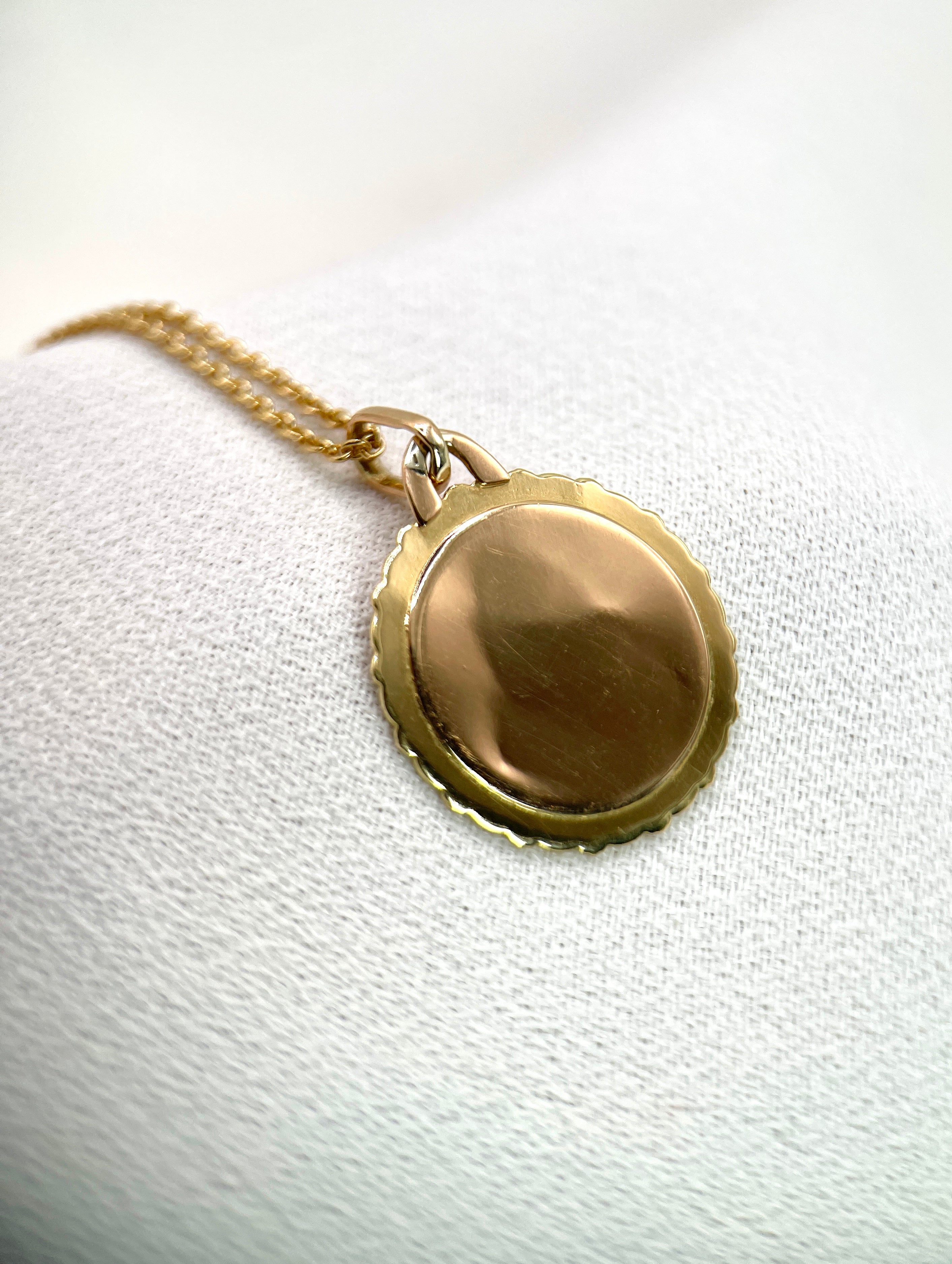 Médaille Amour A.Augis, Plus qu’hier moins que demain - Or 18k, Diamant et Rubis - ca 1950