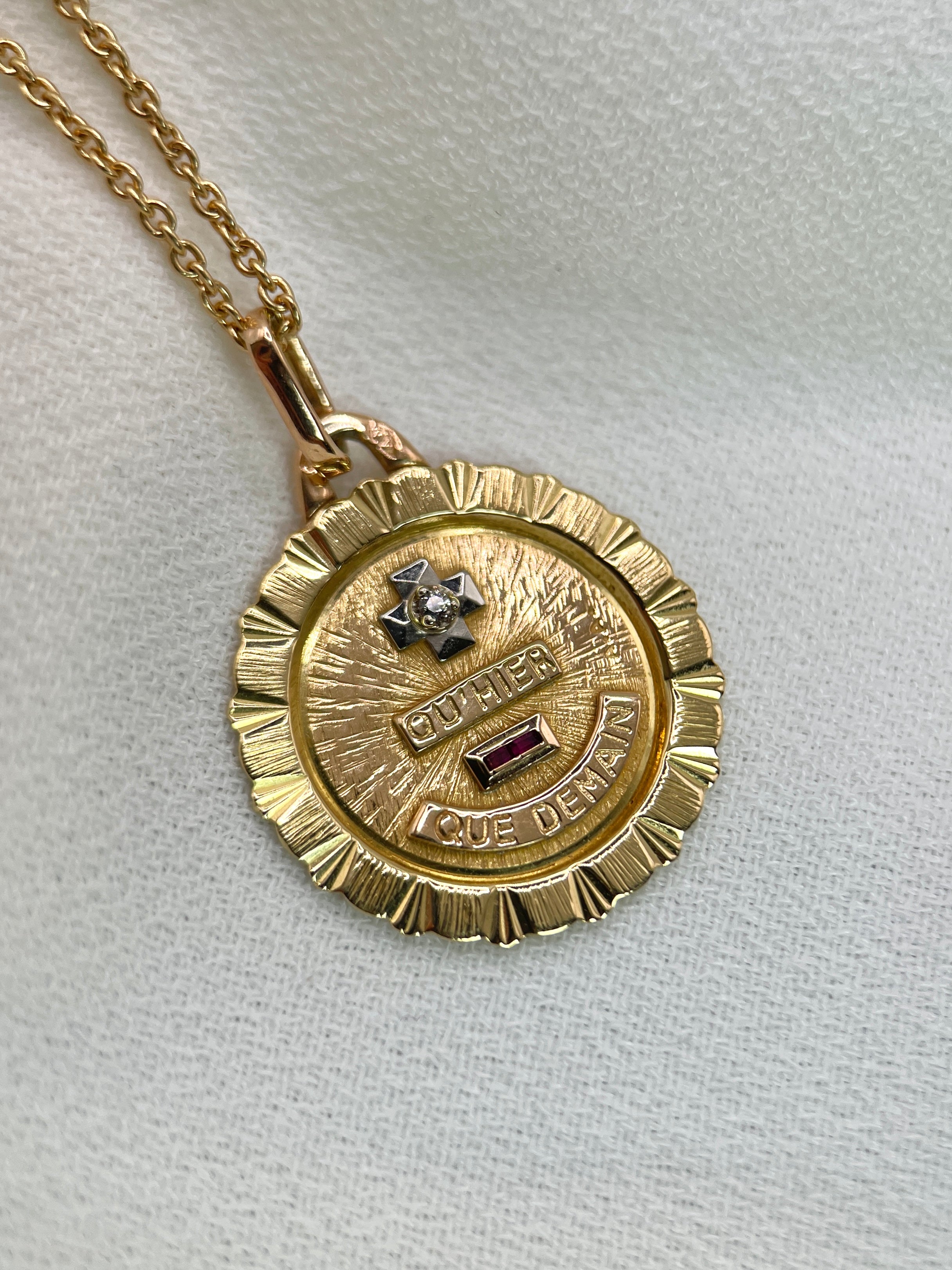 Médaille Amour A.Augis, Plus qu’hier moins que demain - Or 18k, Diamant et Rubis - ca 1950