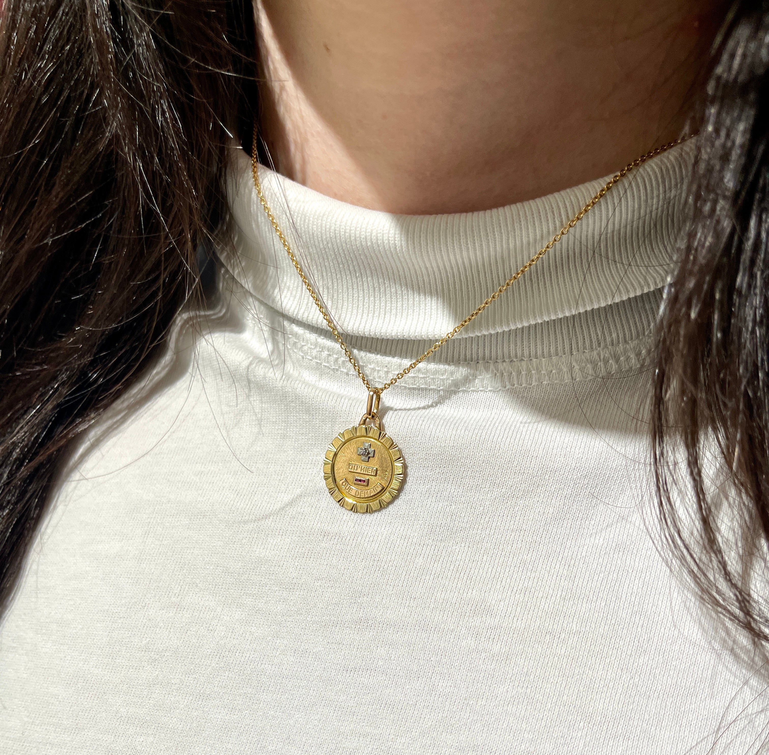 Médaille Amour A.Augis, Plus qu’hier moins que demain - Or 18k, Diamant et Rubis - ca 1950