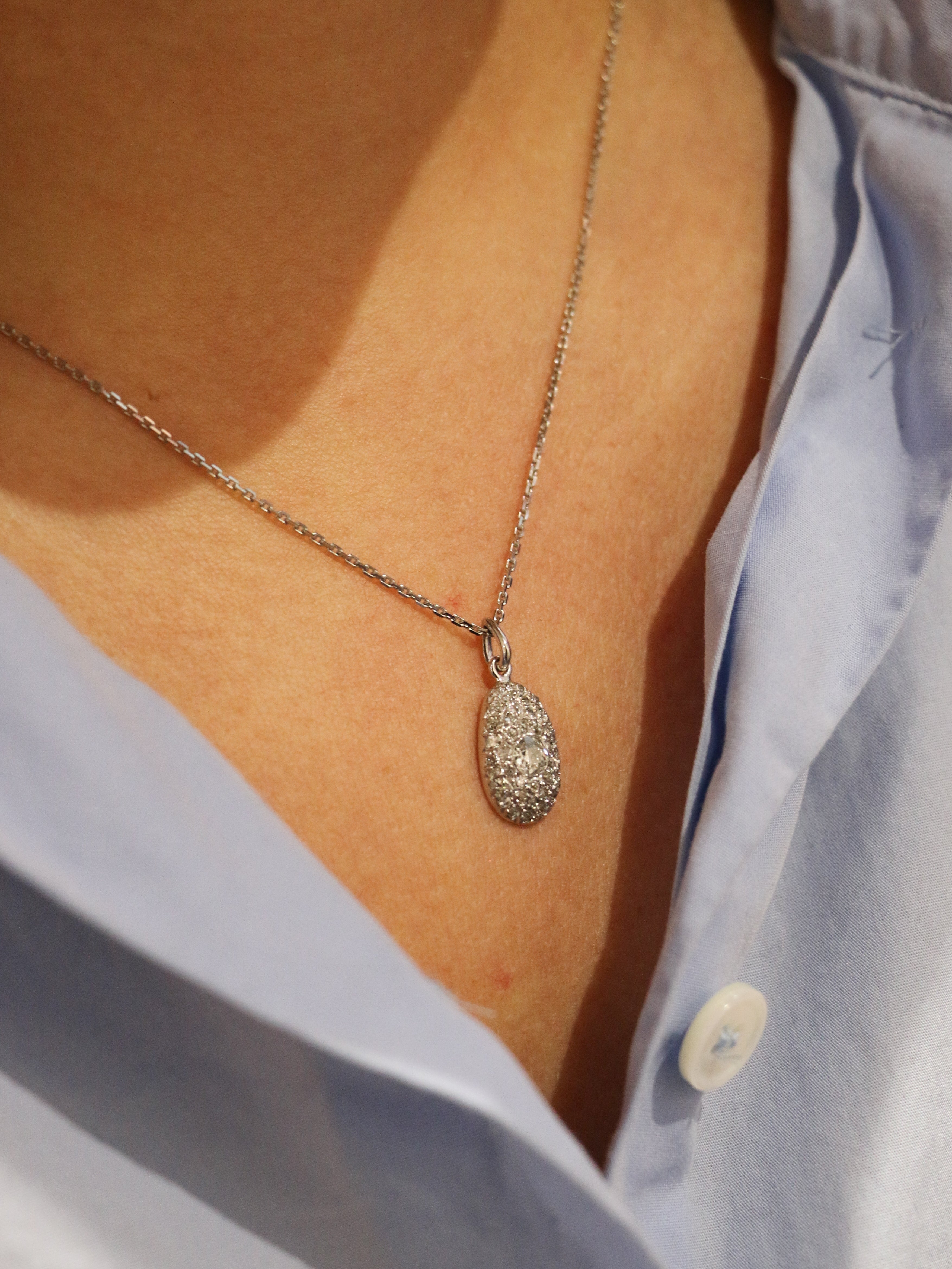 Pendentif ancien ovoide en or blanc et diamants taille ancienne