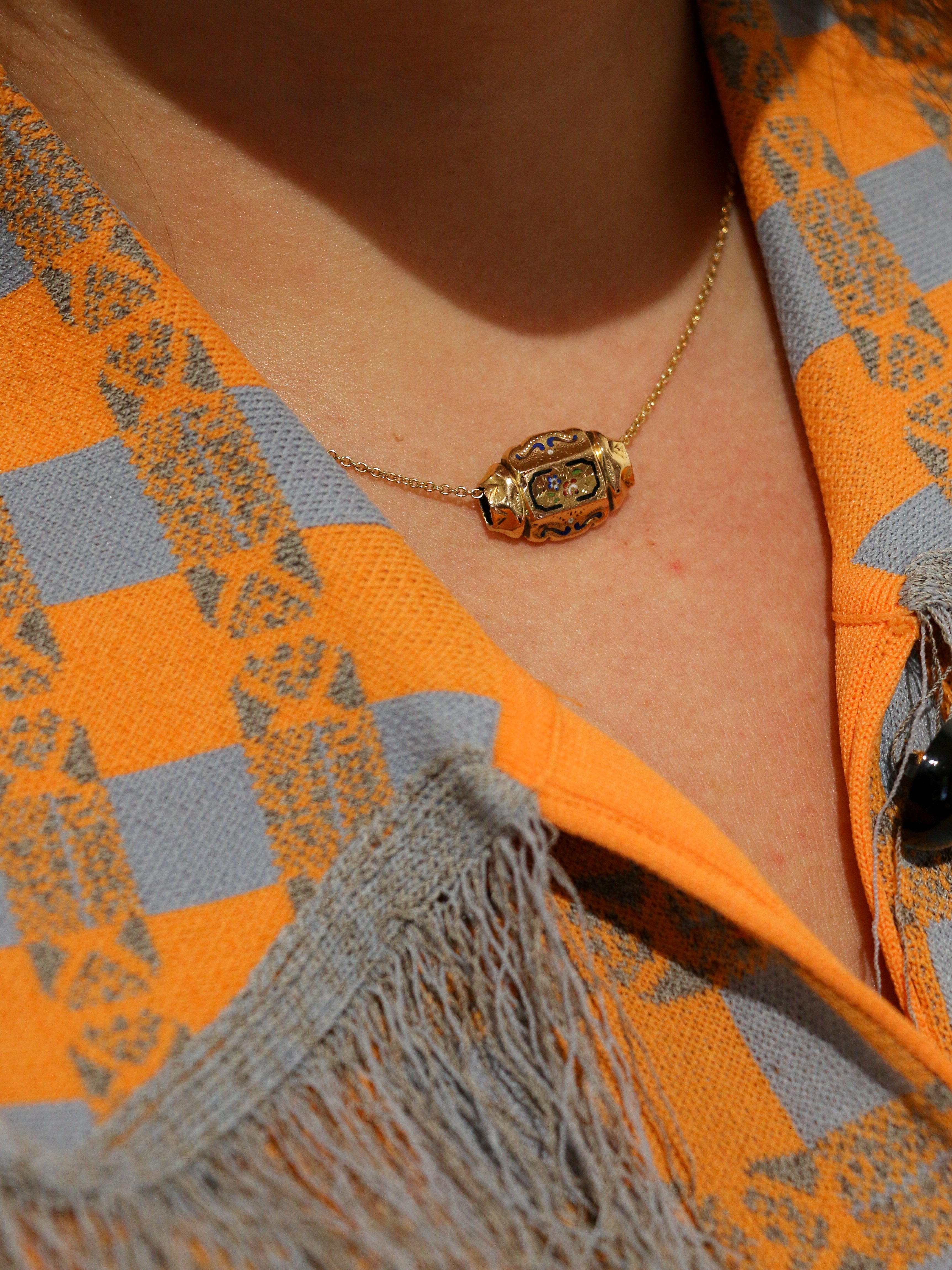 Pendentif coulant en or jaune et émail à motifs fleuris - FIn XIXe