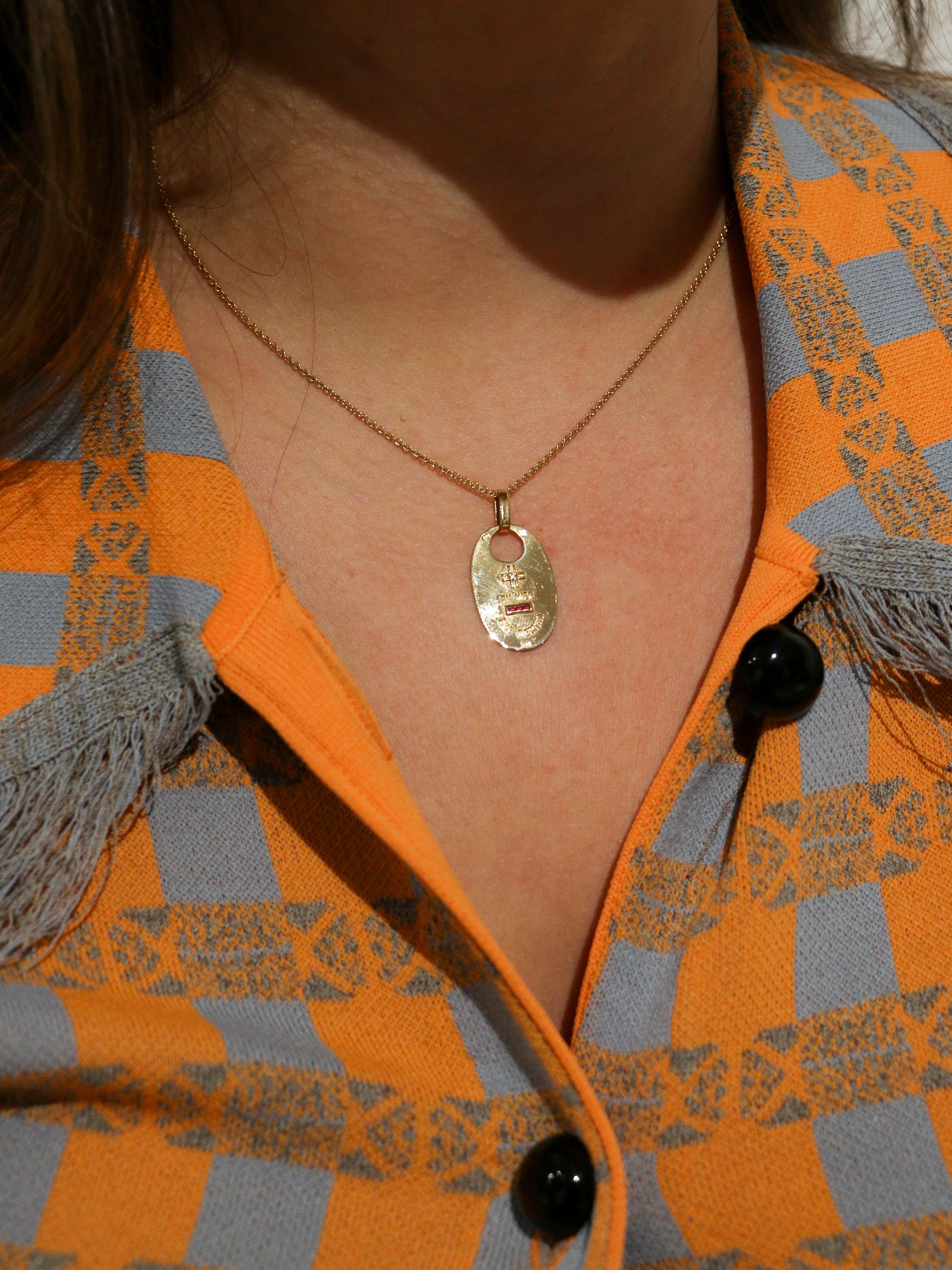 Médaille Amour Ovale A.Augis, Plus qu’hier moins que demain - Or 18k, Diamant et Rubis - ca 1950