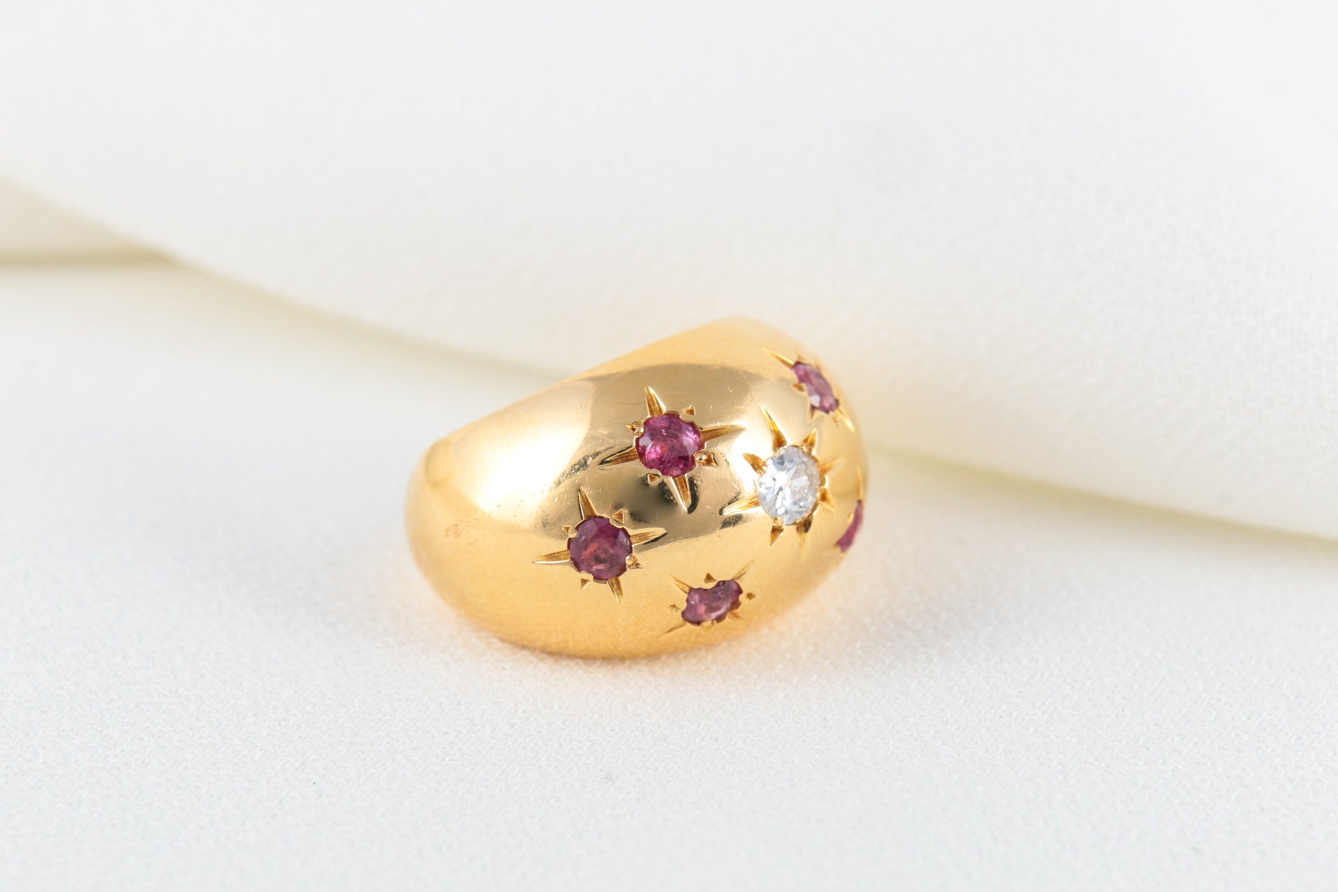 Bague Boule en Or, Rubis et Diamant Taille Ancienne