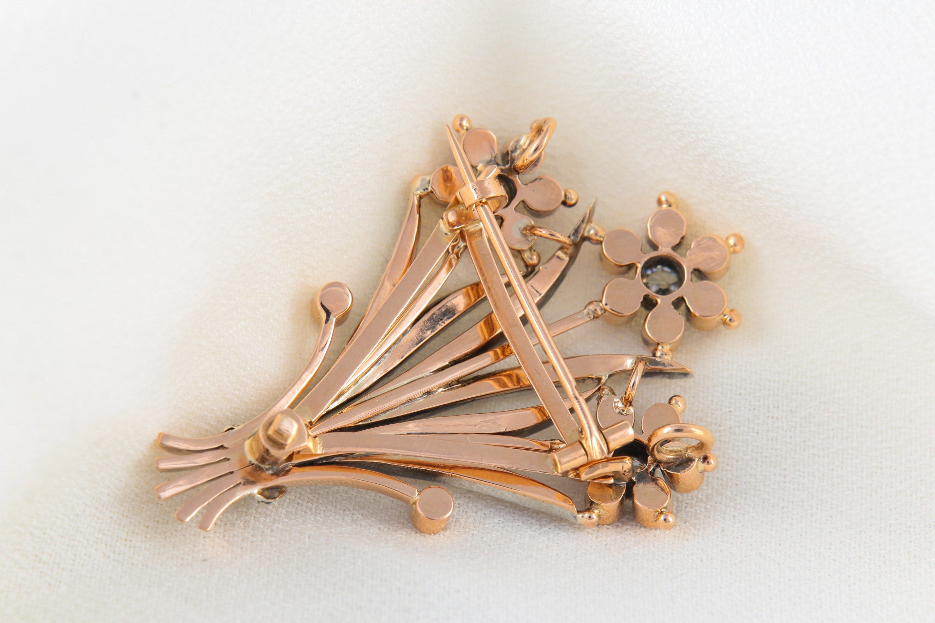 Broche Pendentif Fleur Belle Epoque en Or, Argent, Diamants et Rubis