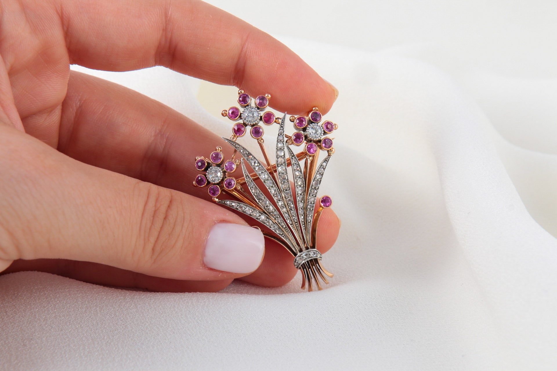 Broche Pendentif Fleur Belle Epoque en Or, Argent, Diamants et Rubis